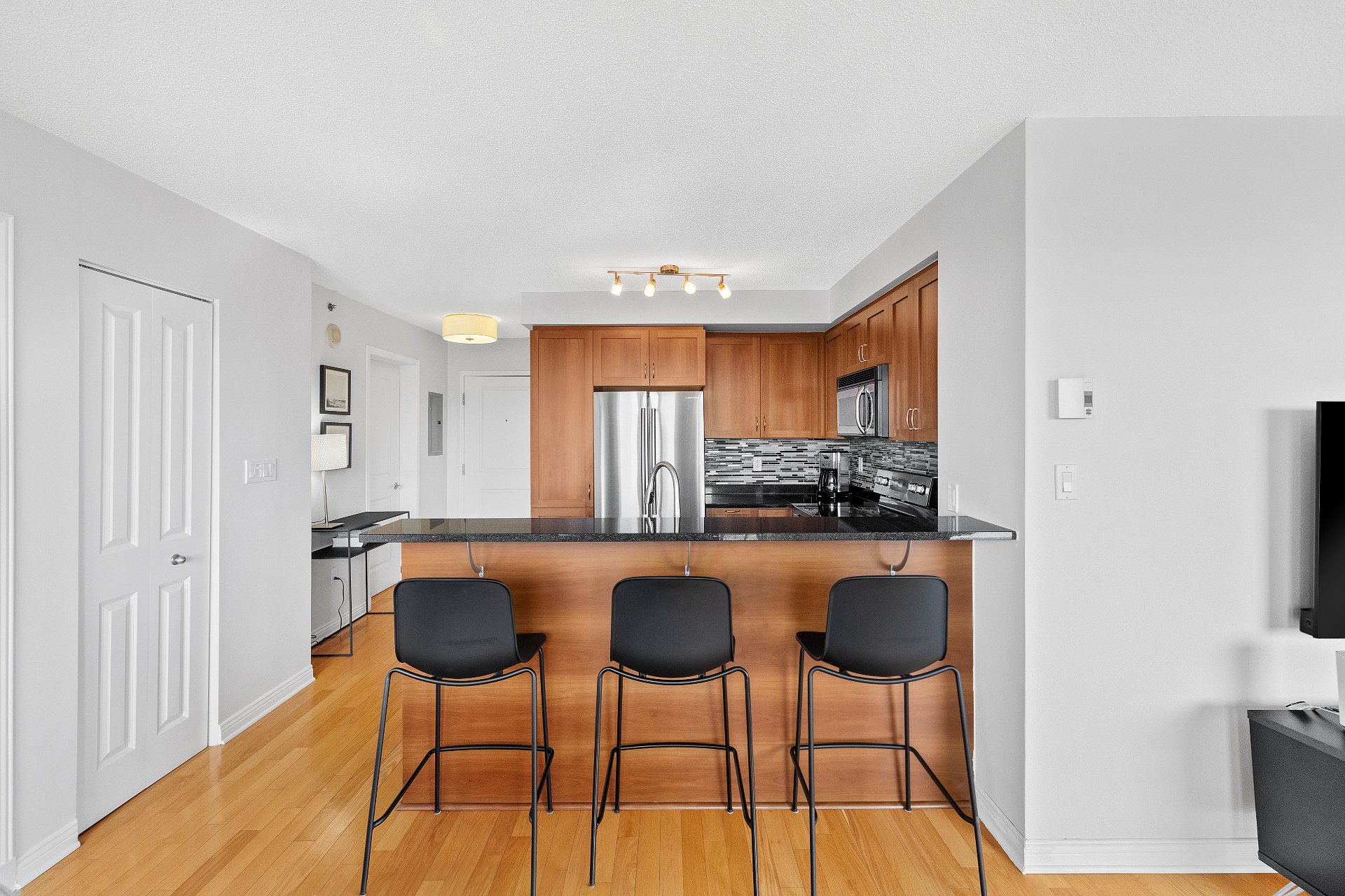 Kitchen – 1280, Rue St-Jacques, apt. 1301