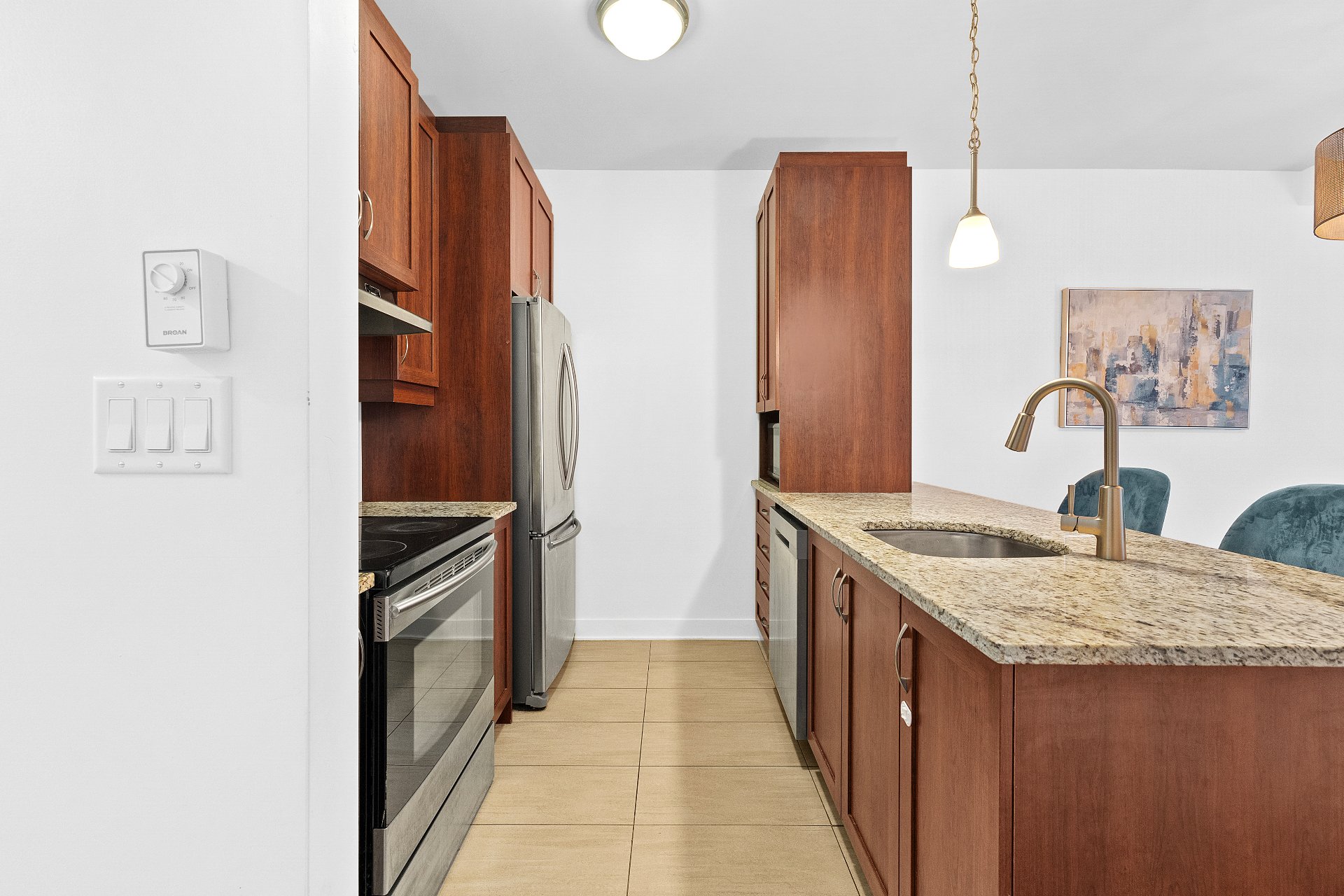 Kitchen – 1055, Rue De La Gauchetière E., apt. 301