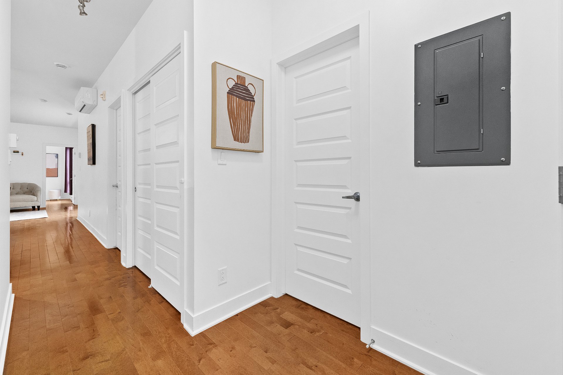 Passageway – 1055, Rue De La Gauchetière E., apt. 301