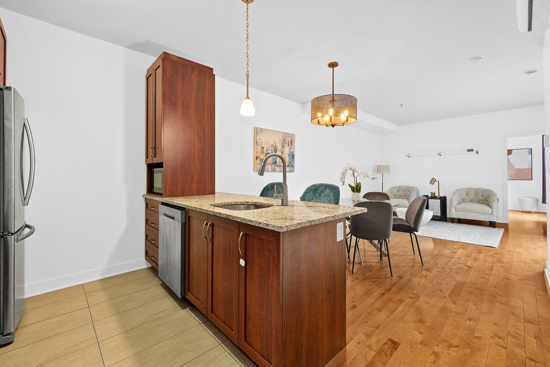 Kitchen – 1055, Rue De La Gauchetière E., apt. 301