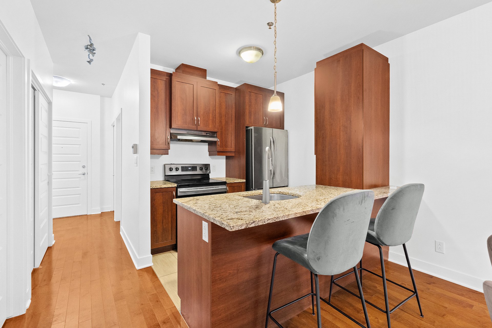 Kitchen – 1055, Rue De La Gauchetière E., apt. 301