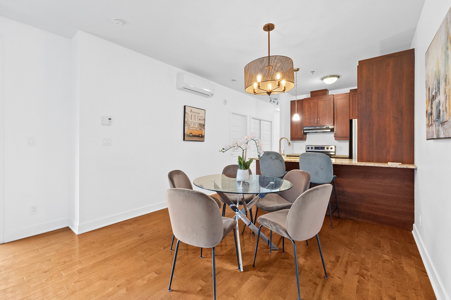 Dining room – 1055, Rue De La Gauchetière E., apt. 301