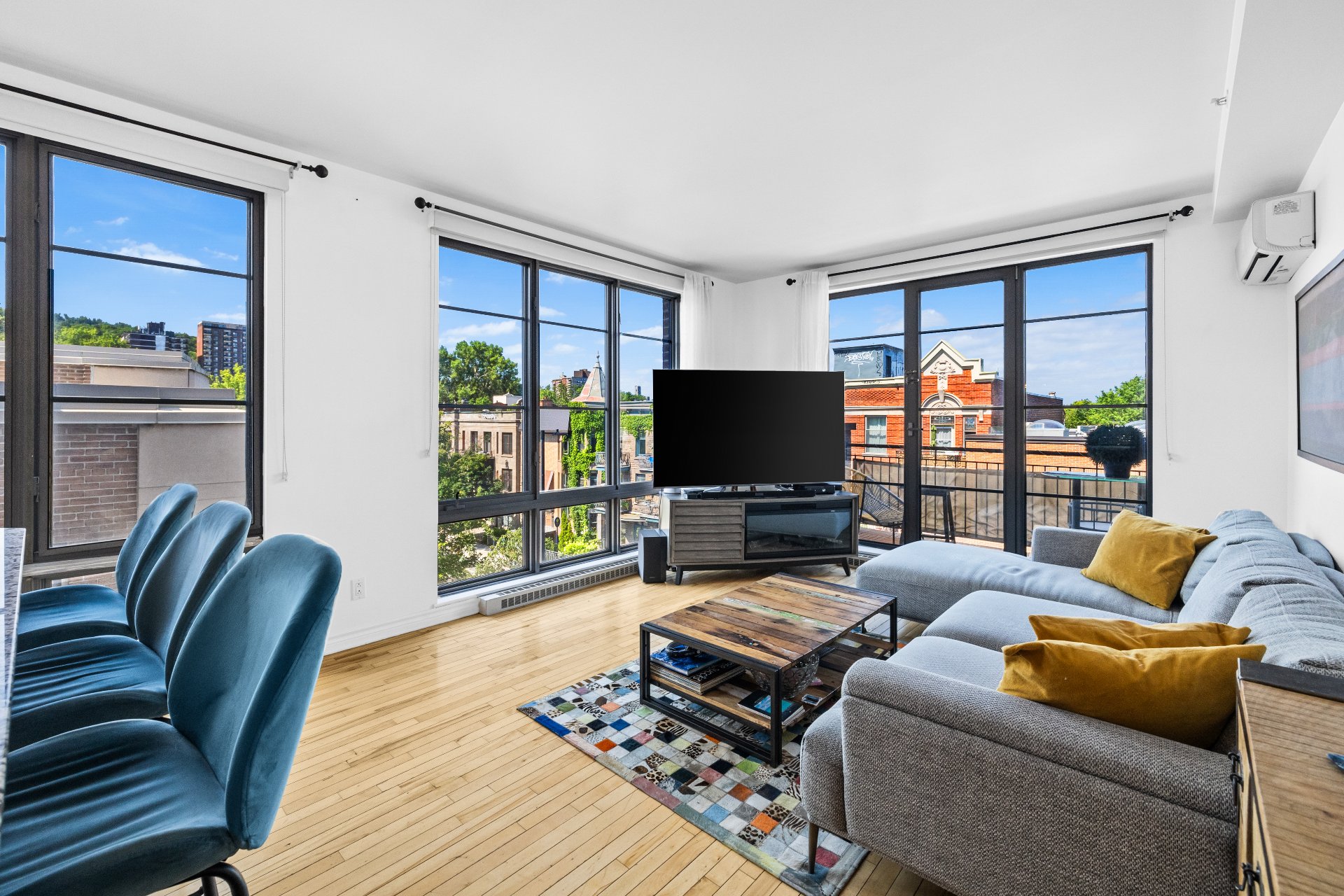 Living room – 4490, Rue St-Urbain, apt. 402