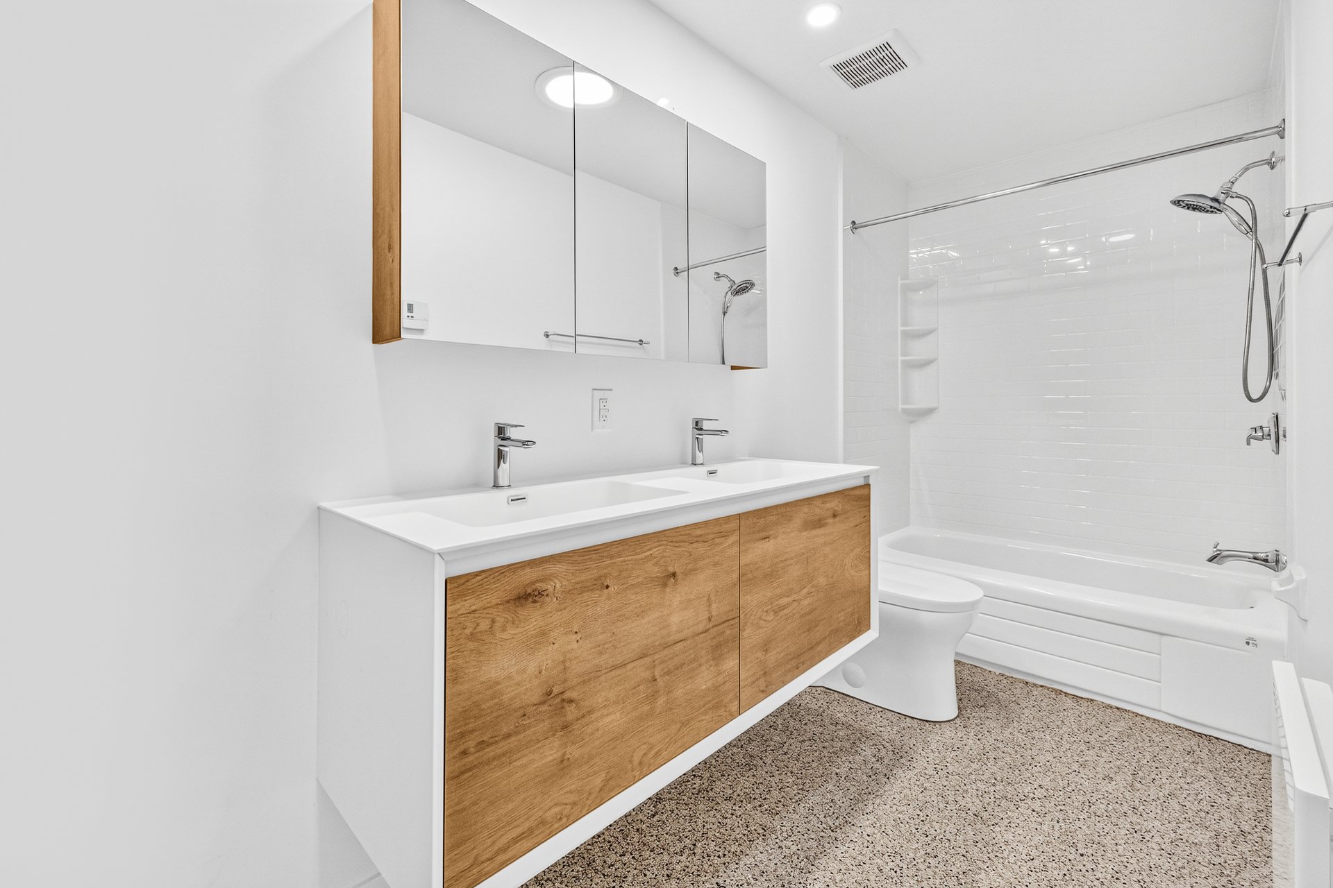 Bathroom – 2662, Rue Workman