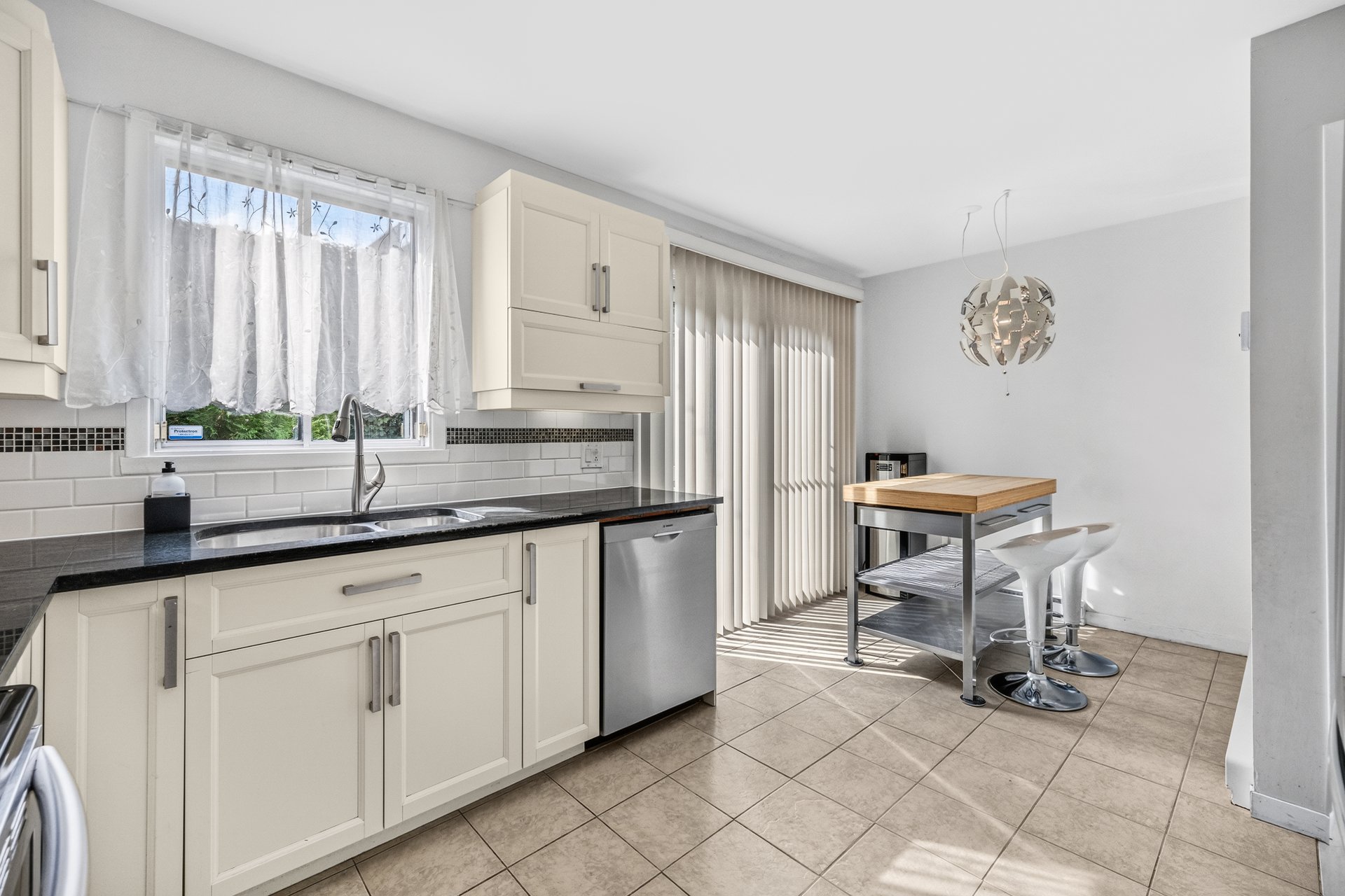 Kitchen – 2662, Rue Workman