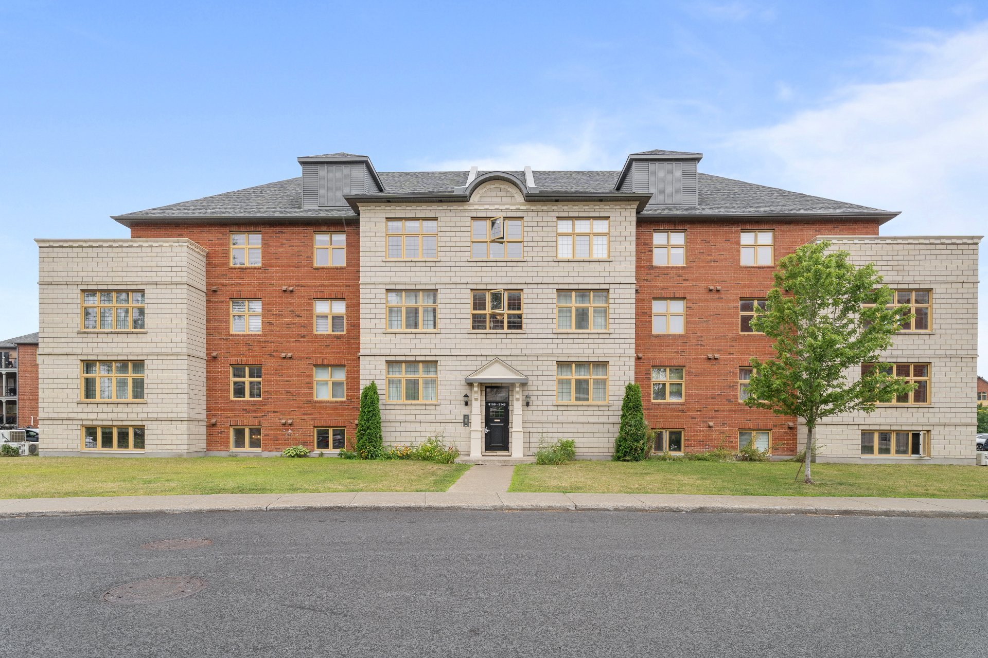 Frontage – 9150, Rue Lennon, apt. 1
