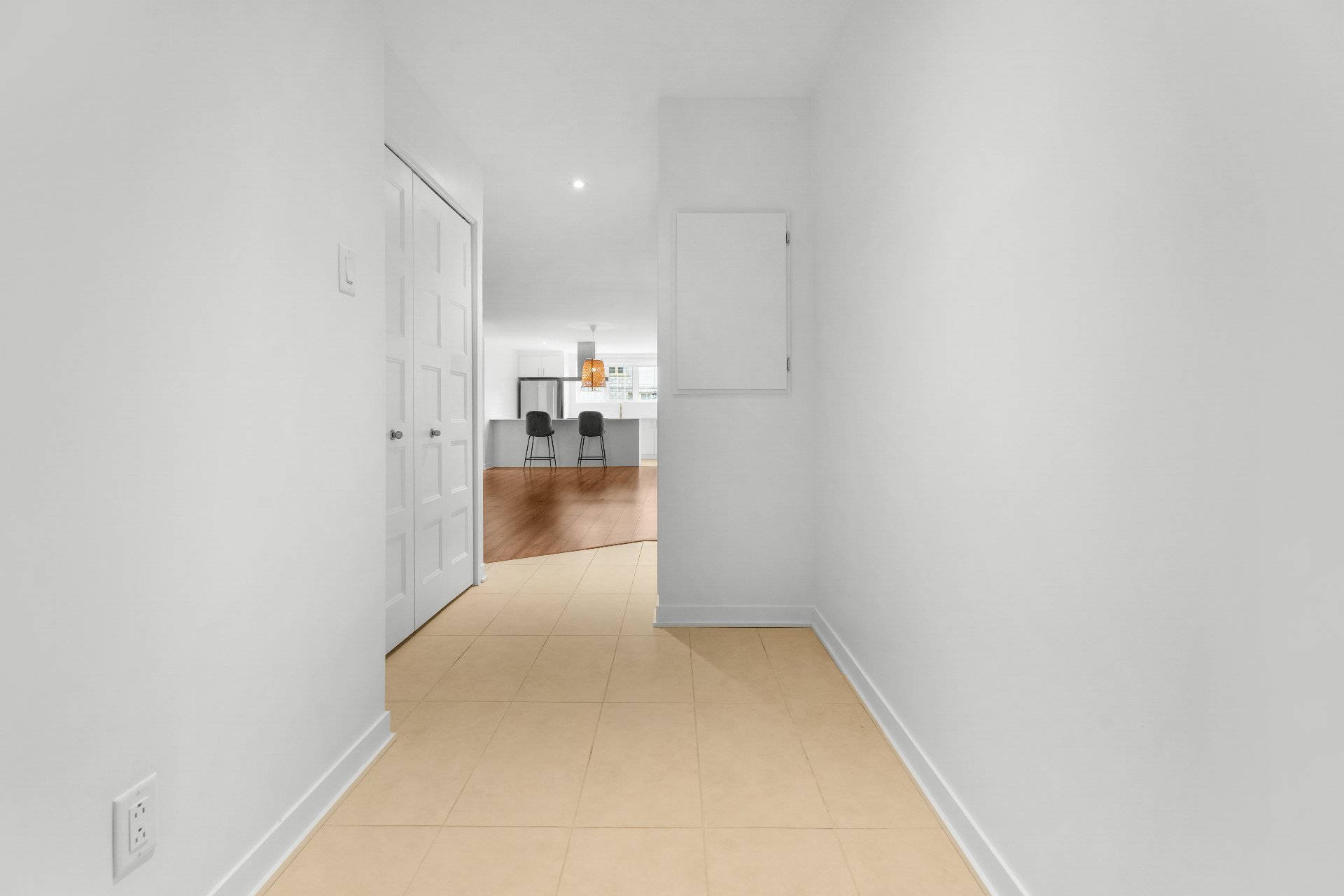 Hall – 9150, Rue Lennon, apt. 1