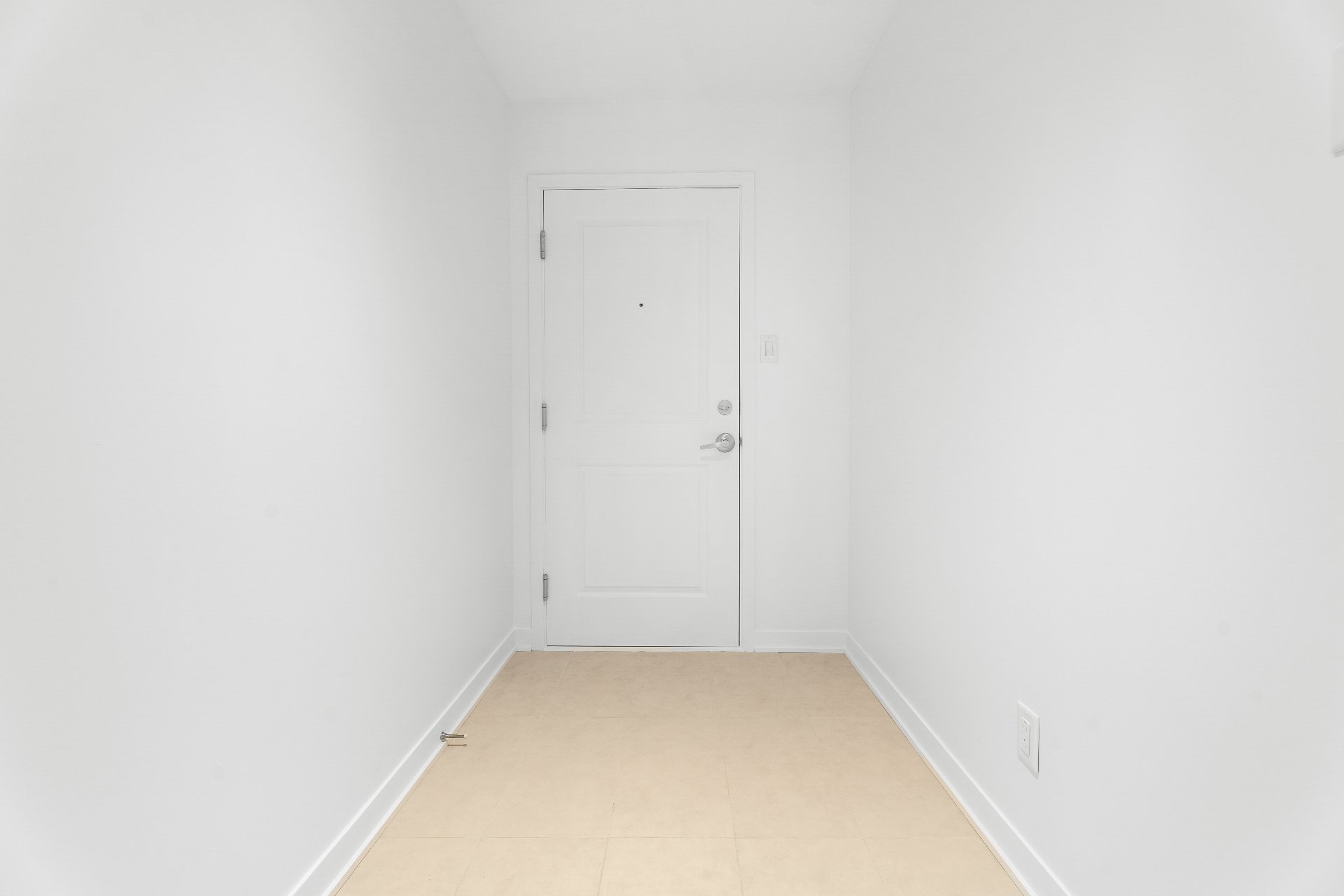 Hall – 9150, Rue Lennon, apt. 1