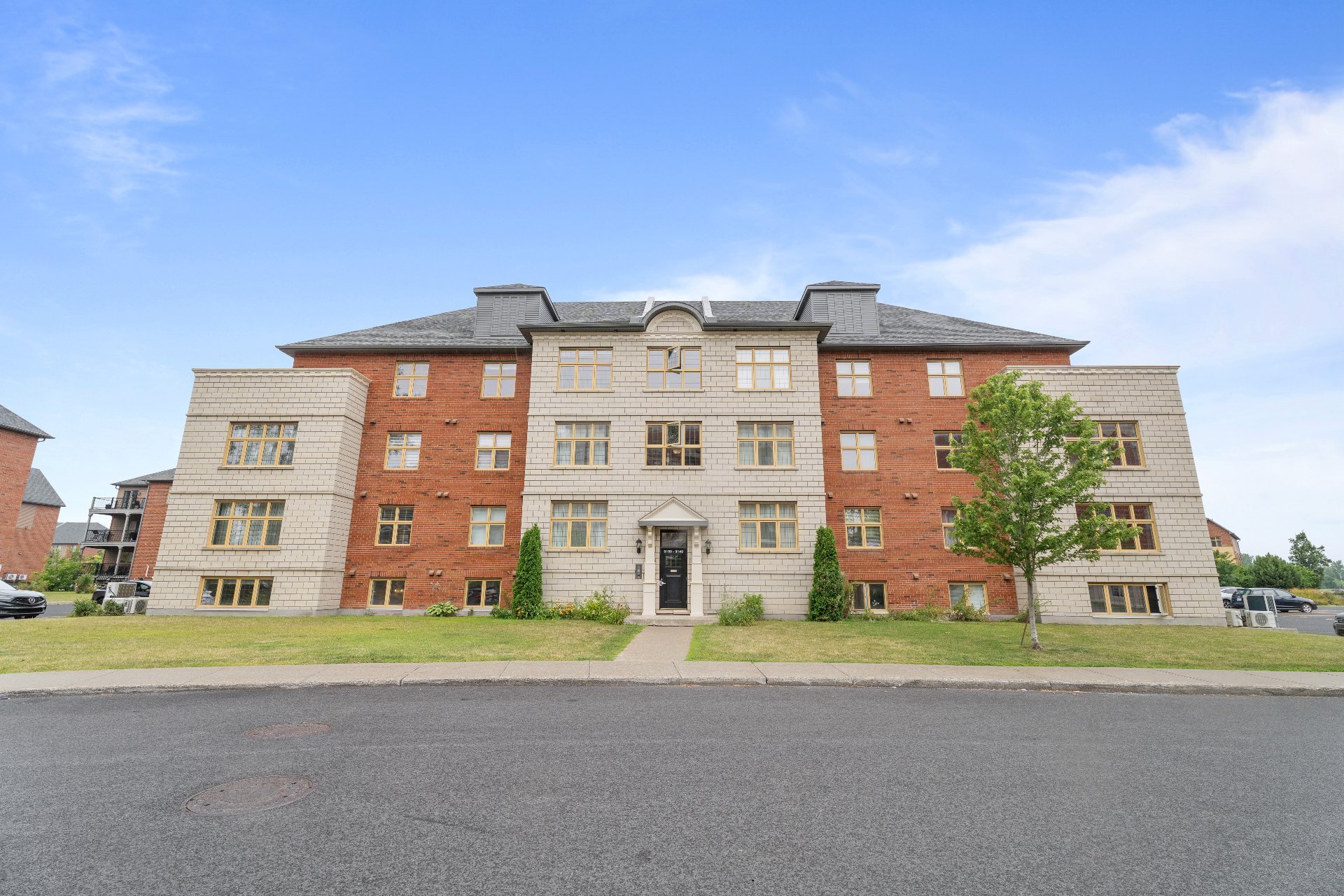 Frontage – 9150, Rue Lennon, apt. 1
