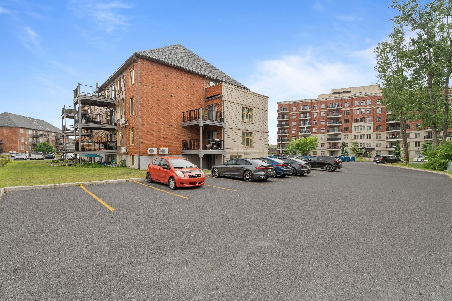 Parking – 9150, Rue Lennon, apt. 1