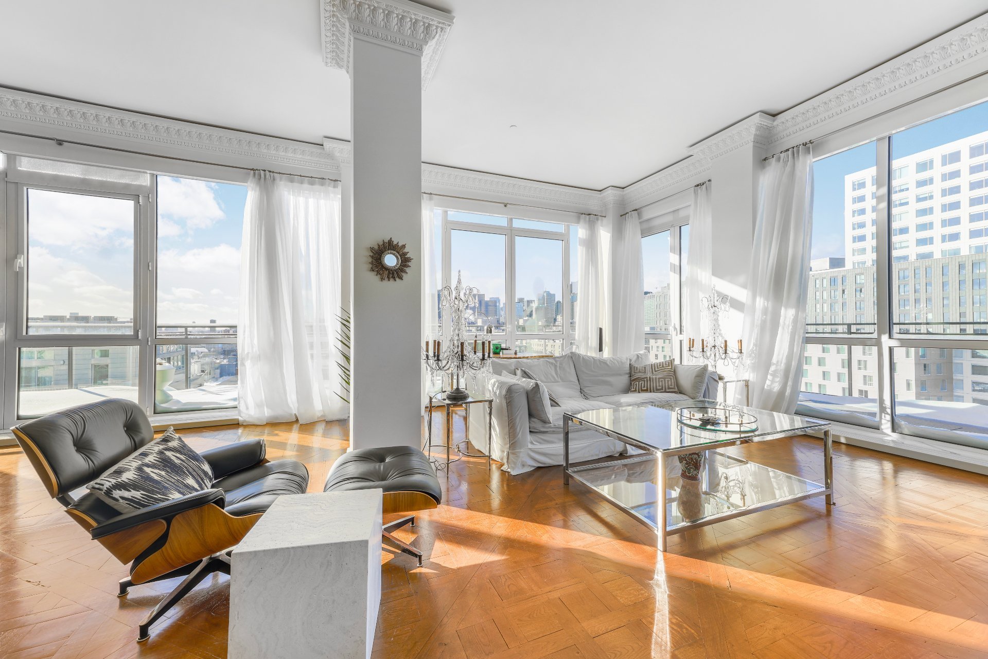 Salon – 801, Rue de la Commune E., app. 901