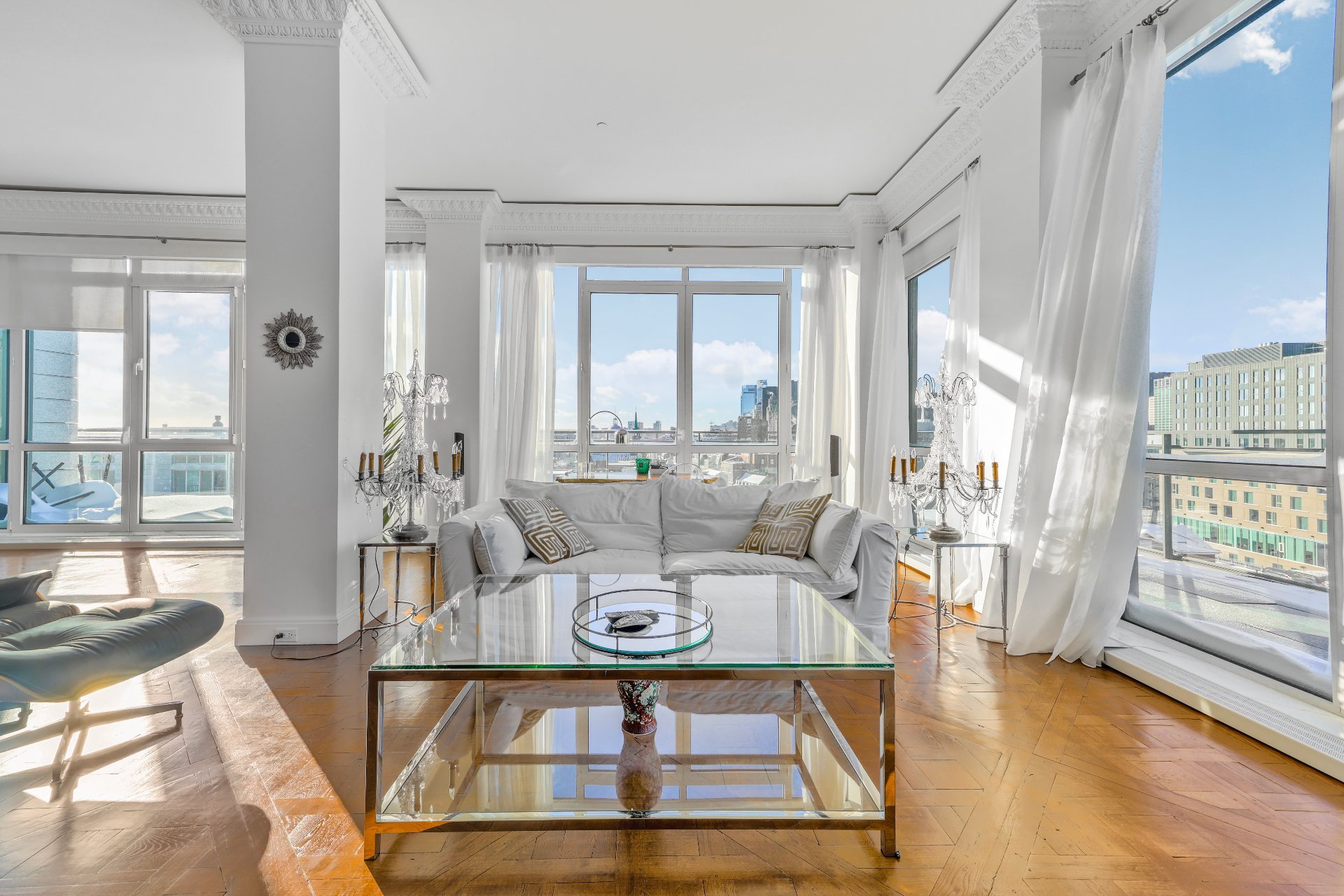 Salon – 801, Rue de la Commune E., app. 901