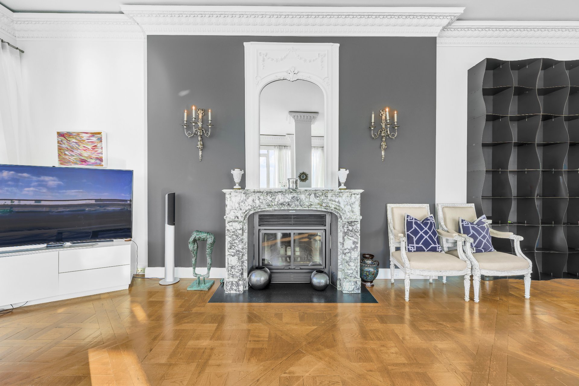 Salon – 801, Rue de la Commune E., app. 901