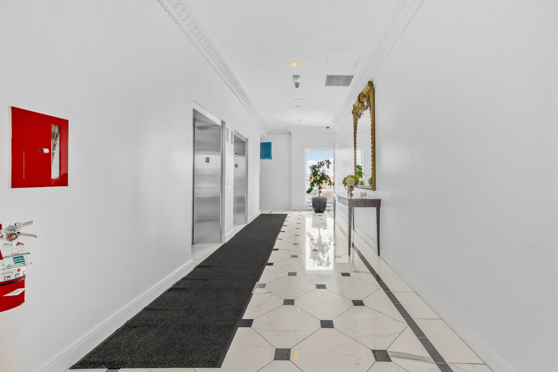 Corridor – 801, Rue de la Commune E., app. 901