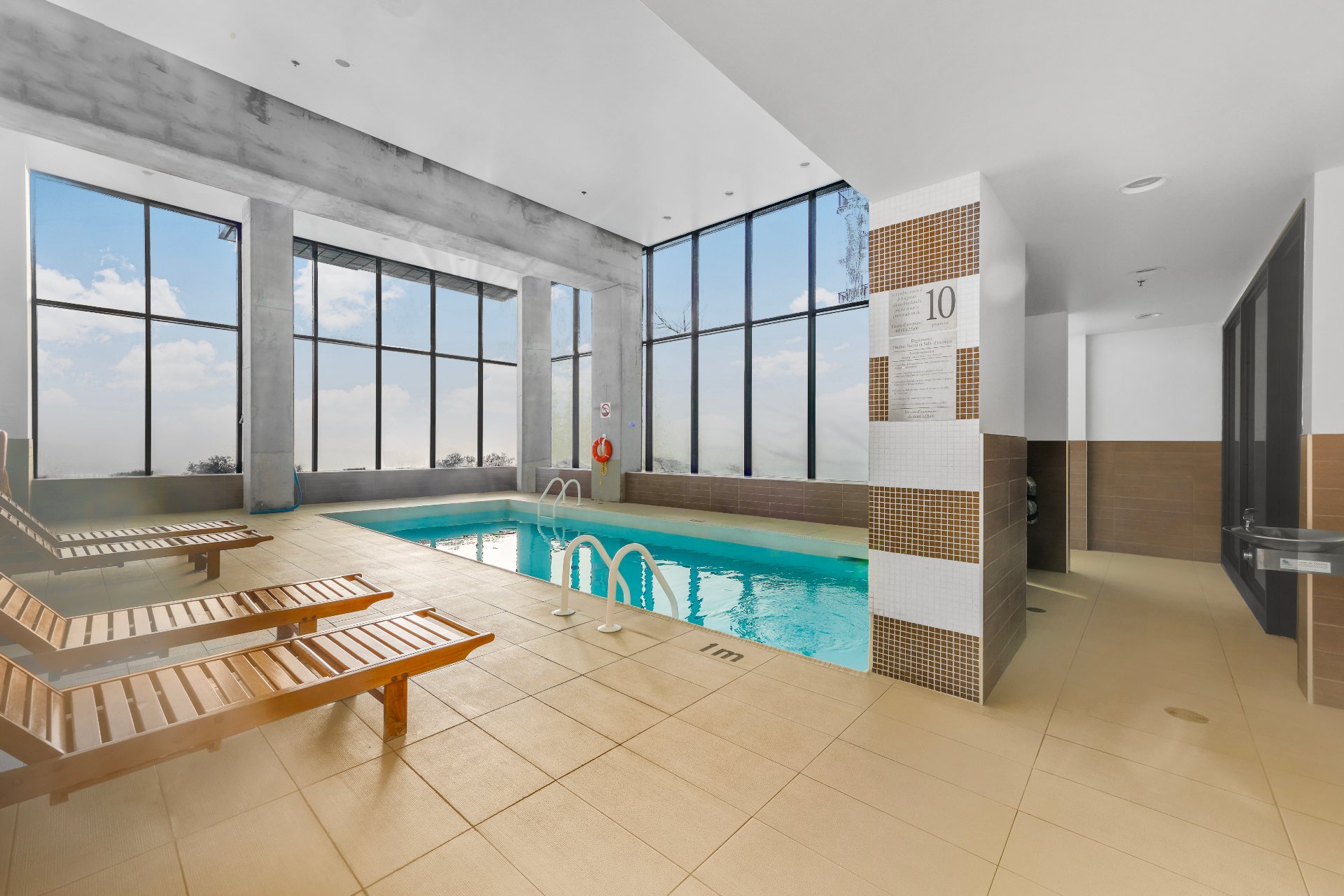 Piscine – 801, Rue de la Commune E., app. 901