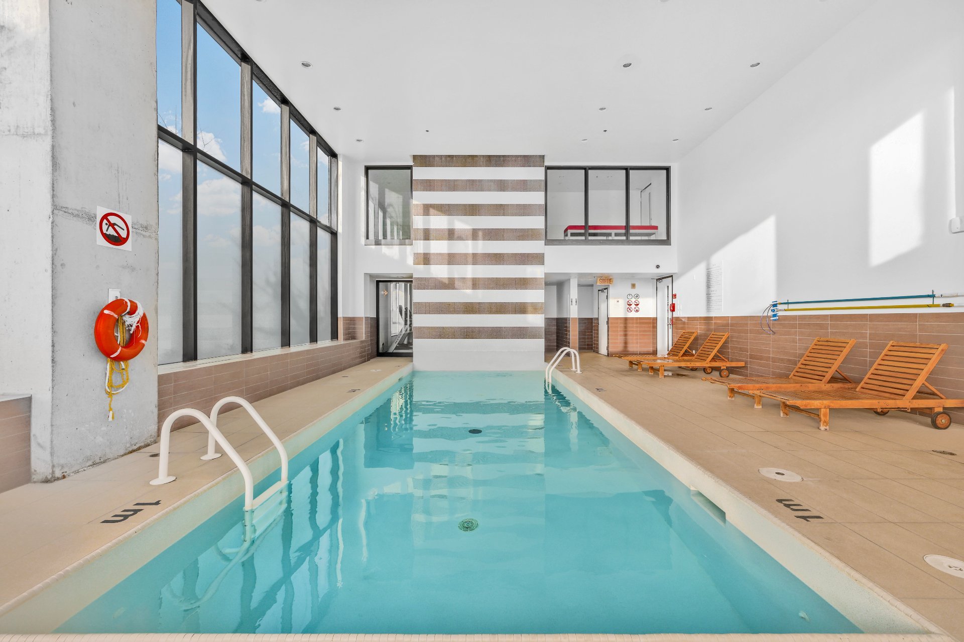 Piscine – 801, Rue de la Commune E., app. 901