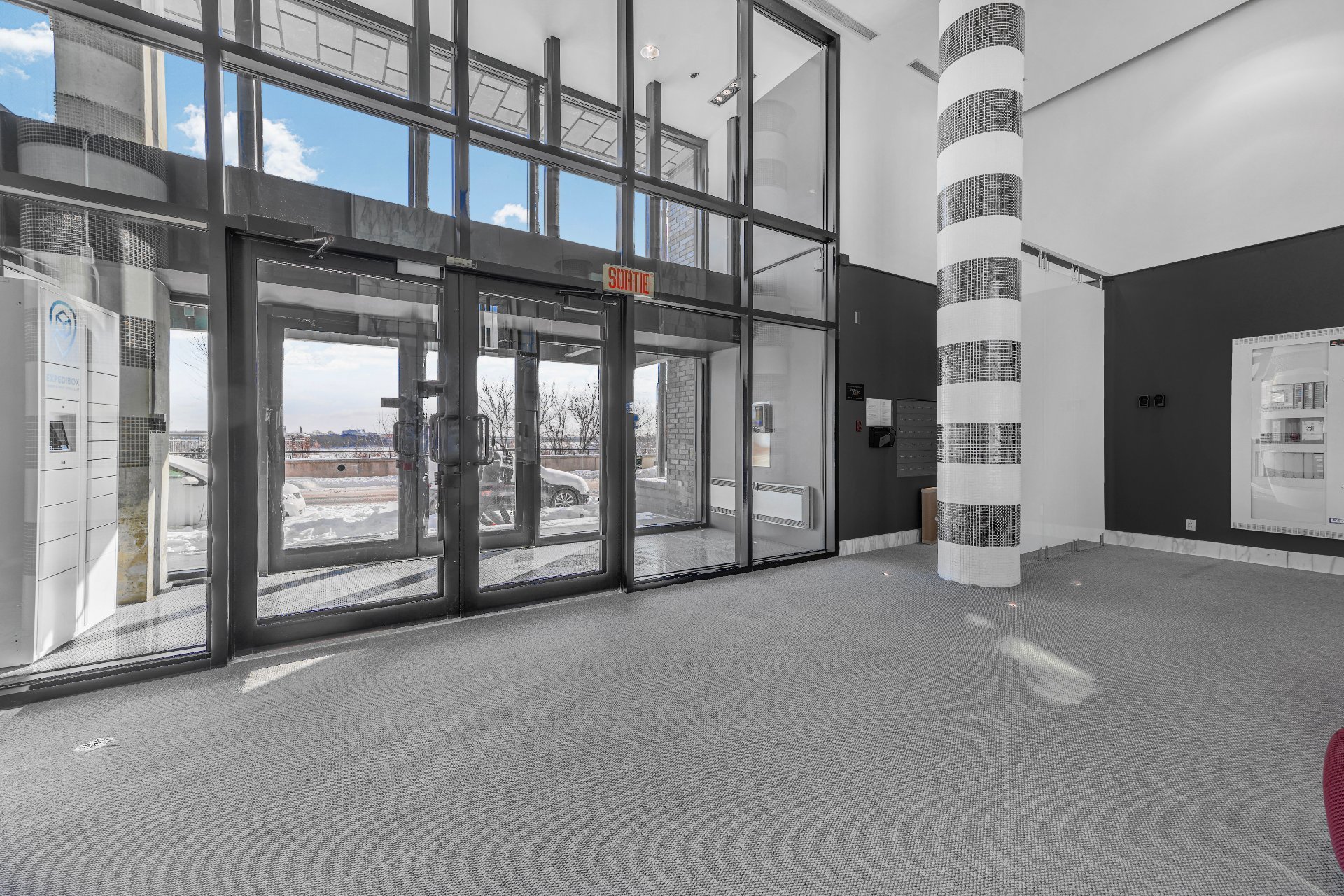 Hall d'entrée/Vestibule – 801, Rue de la Commune E., app. 901