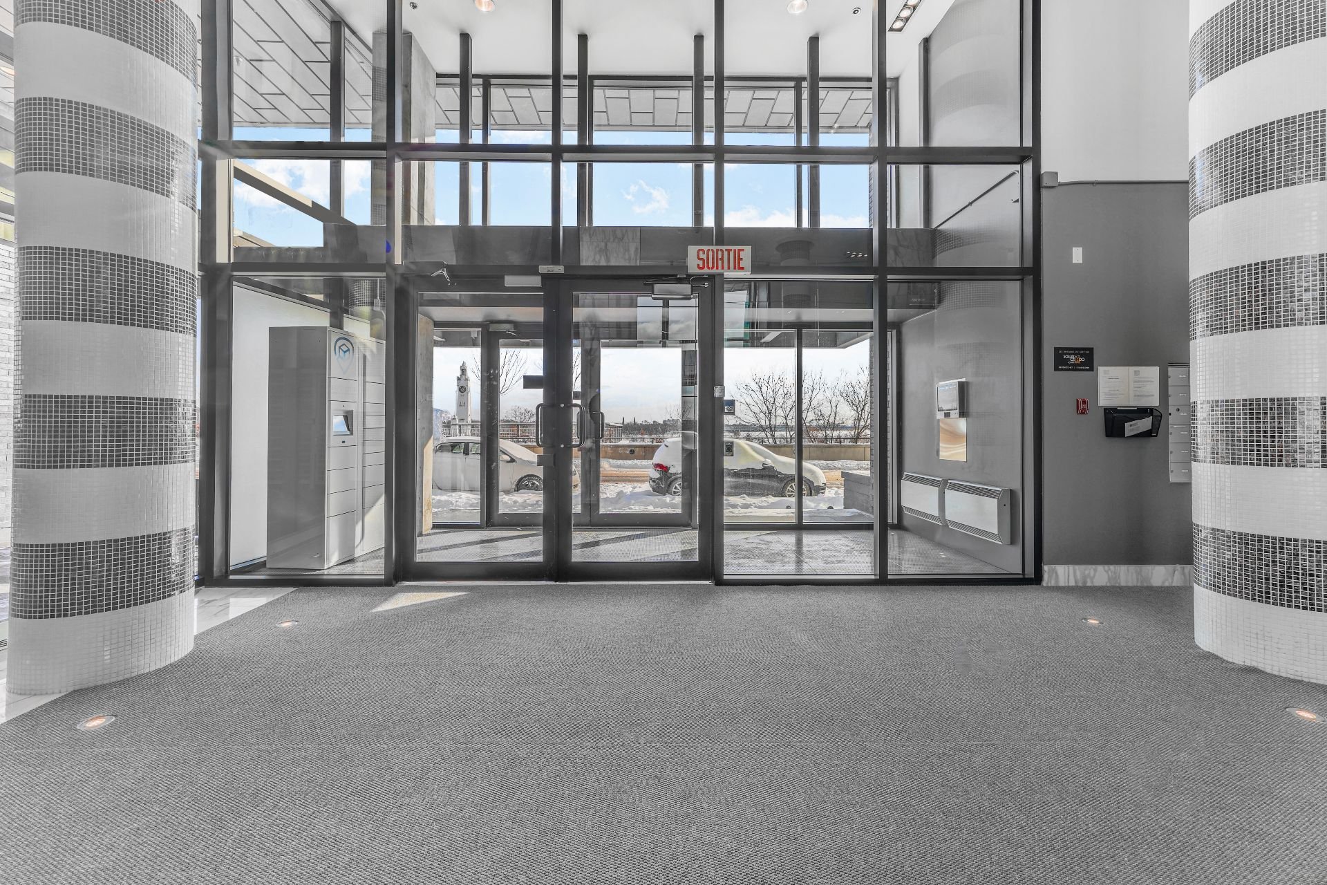 Hall d'entrée/Vestibule – 801, Rue de la Commune E., app. 901