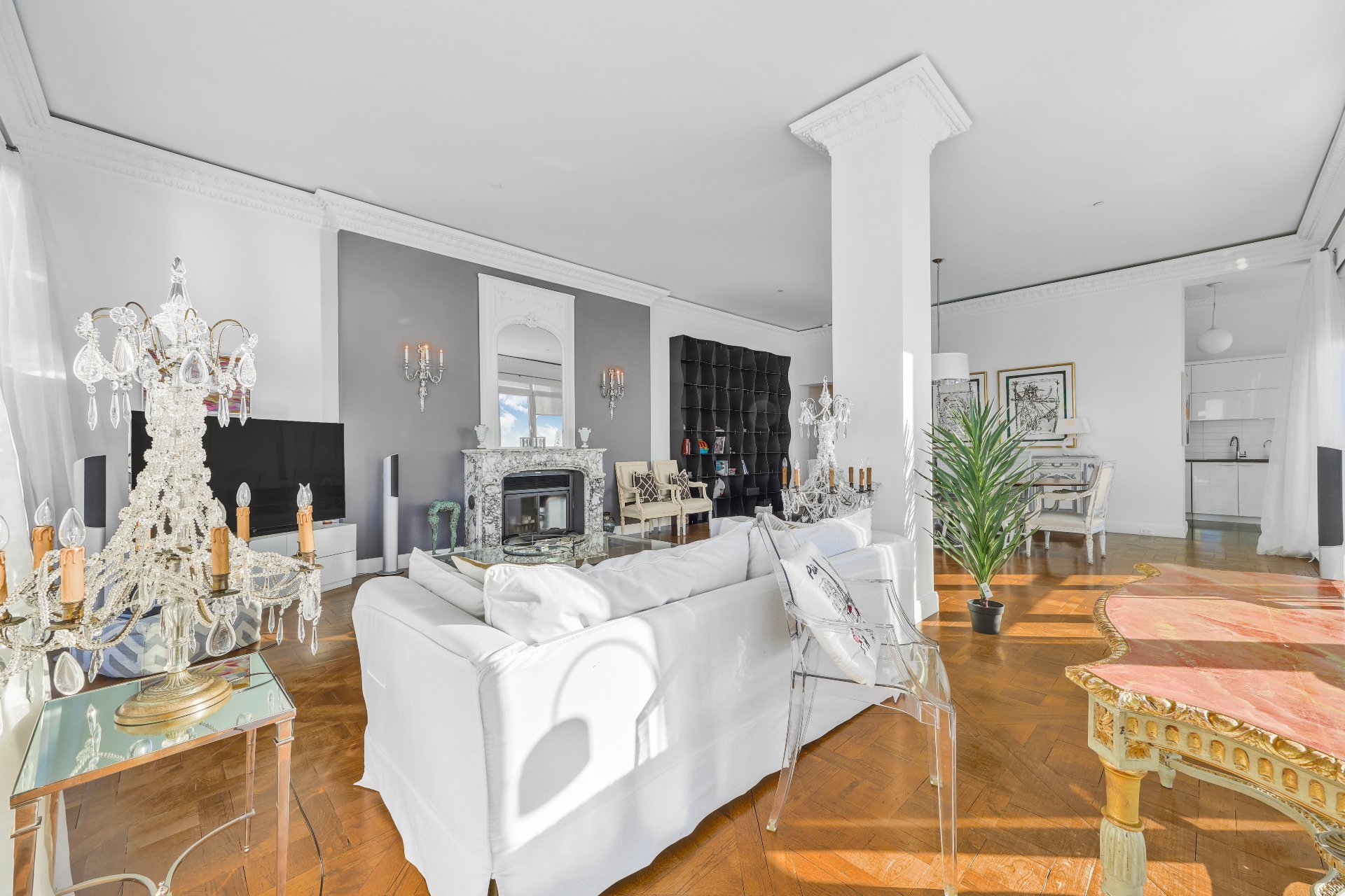 Salon – 801, Rue de la Commune E., app. 901