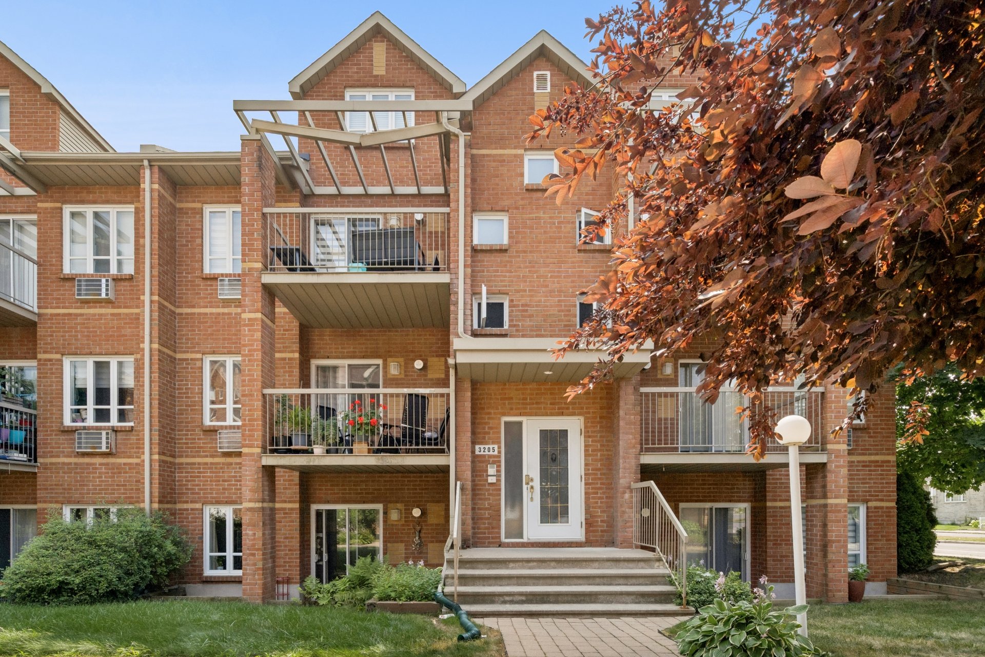 3205 Boul. René-Laennec #101, Laval (Auteuil), QC, H7W3X8