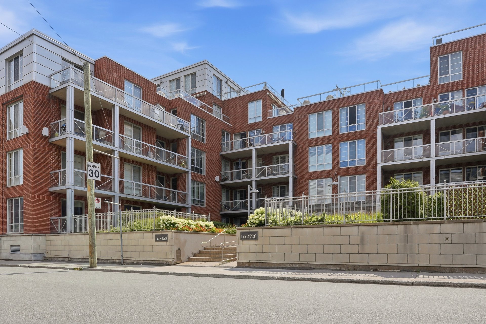 Frontage – 4150, Rue St-Ambroise, apt. 115