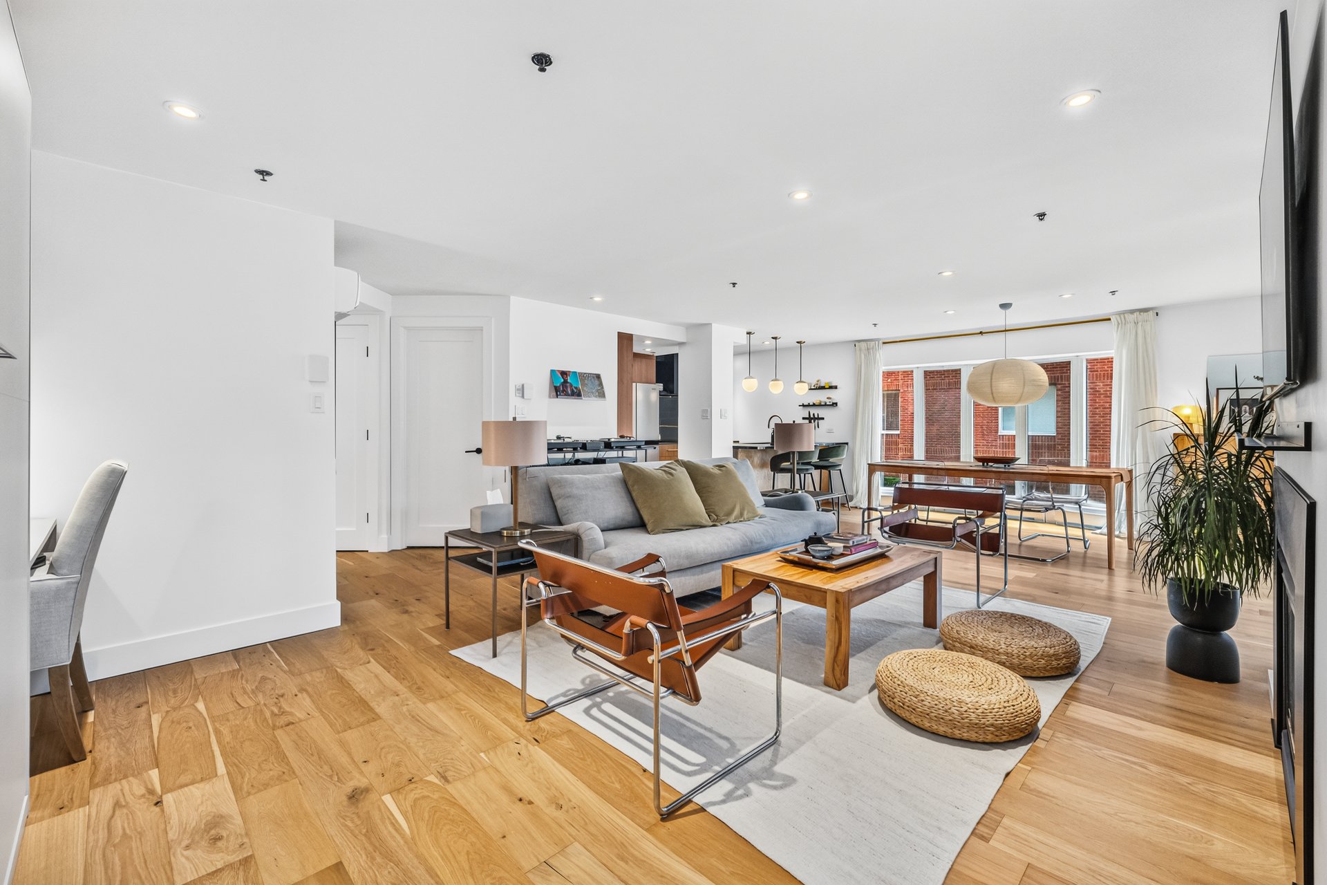 Living room – 1315, Rue Notre-Dame O., apt. 209
