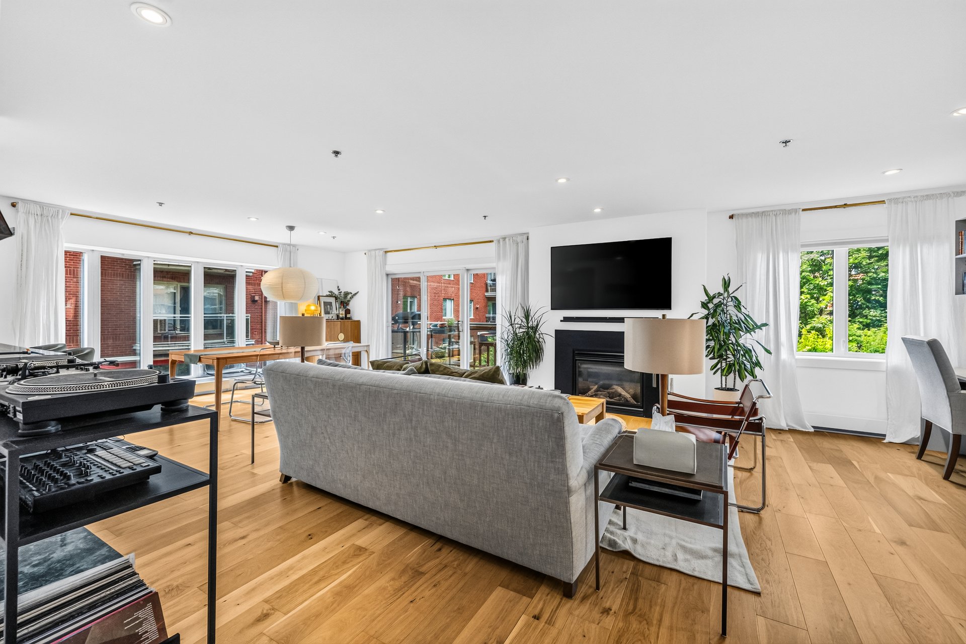Living room – 1315, Rue Notre-Dame O., apt. 209
