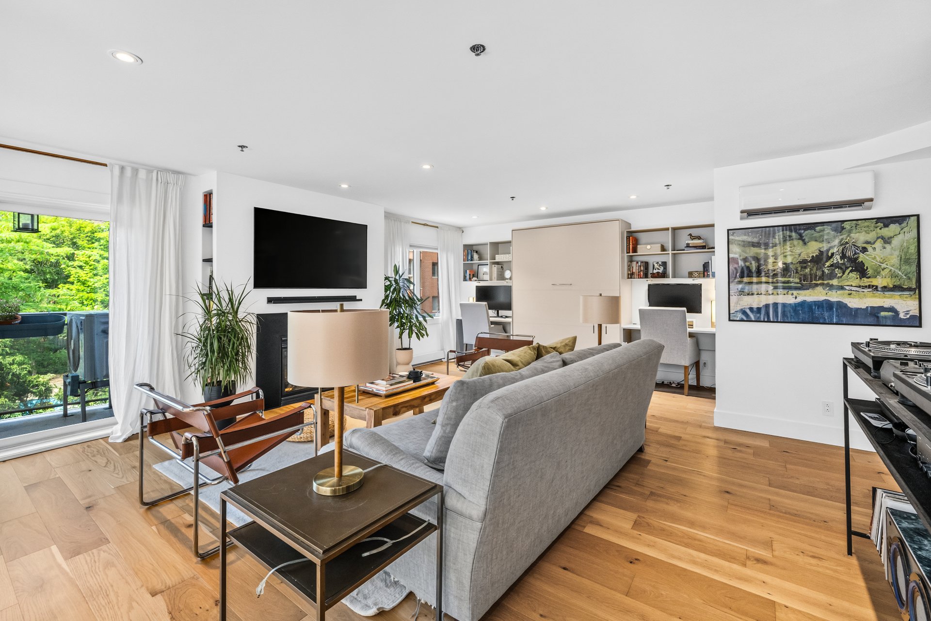 Living room – 1315, Rue Notre-Dame O., apt. 209