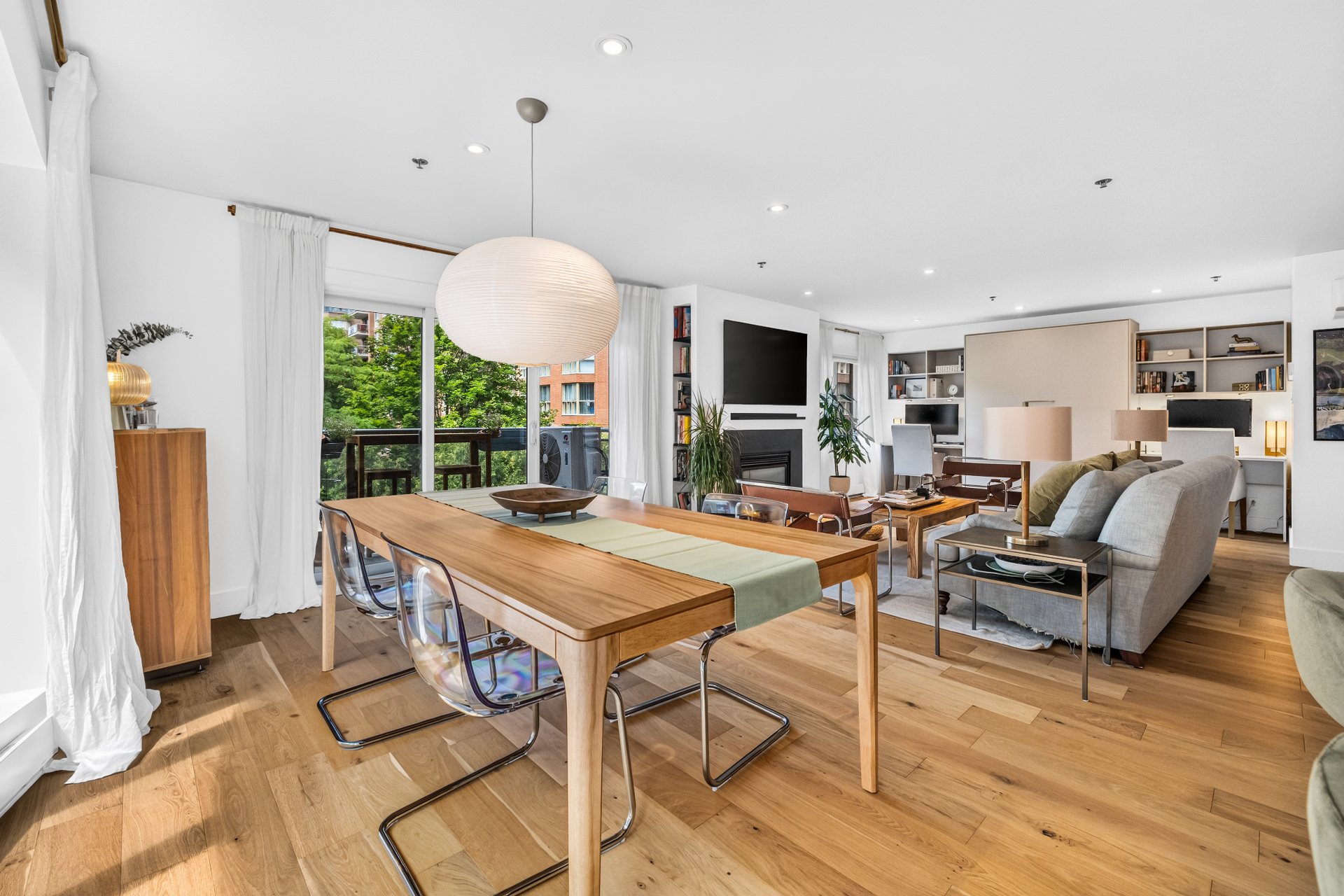 Dining room – 1315, Rue Notre-Dame O., apt. 209