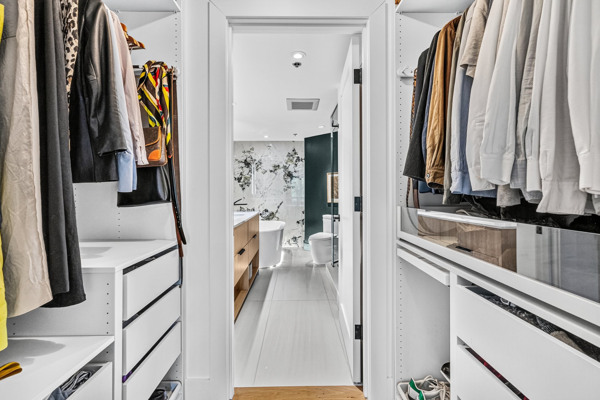 Walk-in closet – 1315, Rue Notre-Dame O., apt. 209