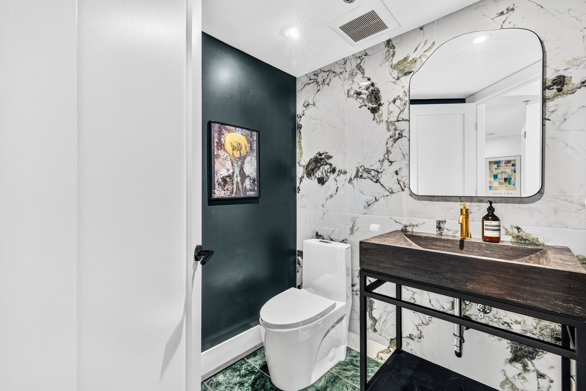 Powder room – 1315, Rue Notre-Dame O., apt. 209