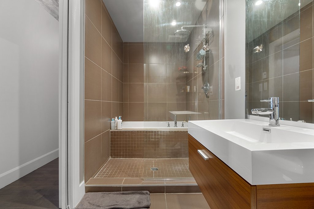 Bathroom – 900, Rue St-Philippe, apt. 203