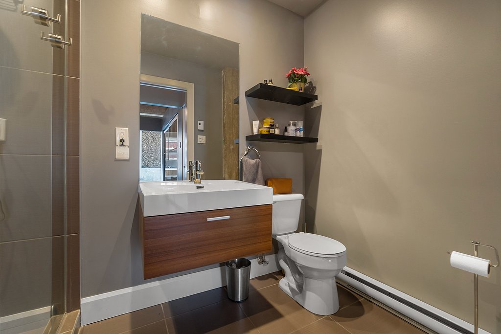 Bathroom – 900, Rue St-Philippe, apt. 203