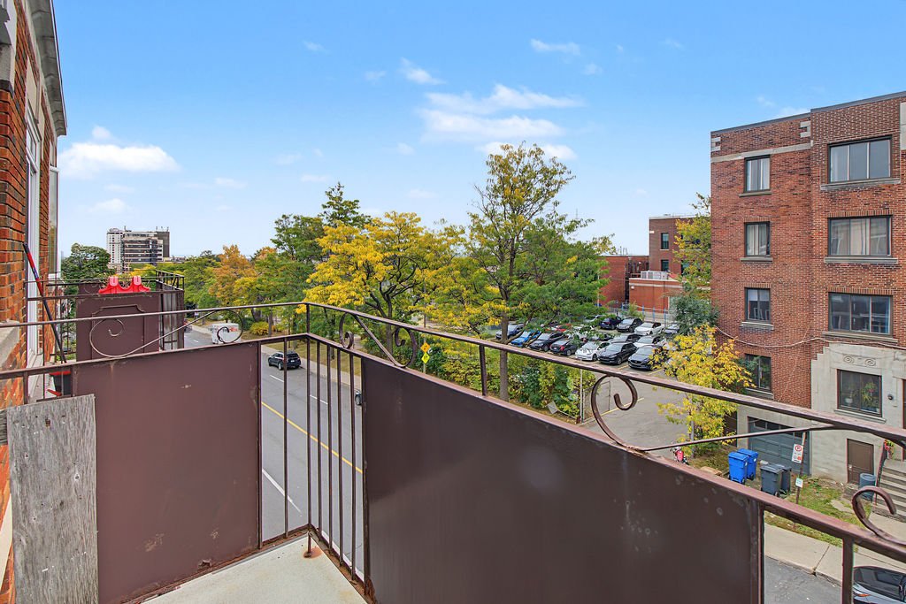 Balcony – 3611, Boul. Décarie, apt. 300