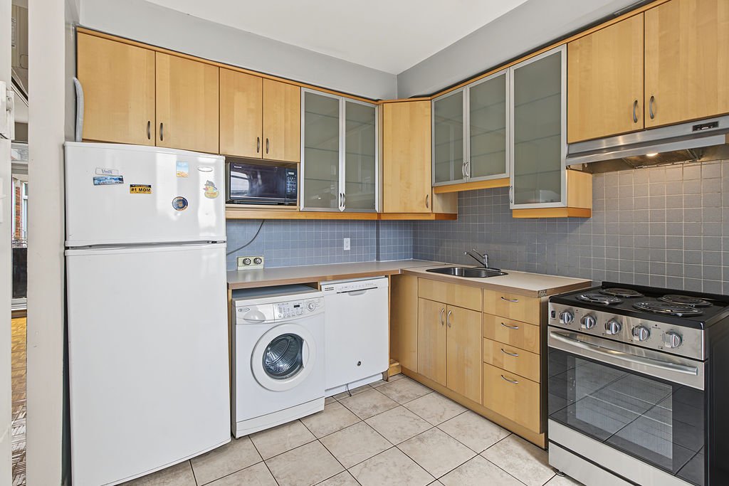 Kitchen – 3611, Boul. Décarie, apt. 300