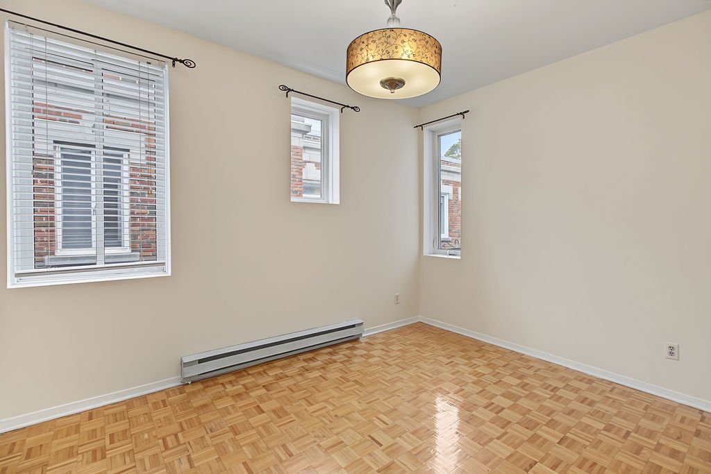 Bedroom – 3611, Boul. Décarie, apt. 300