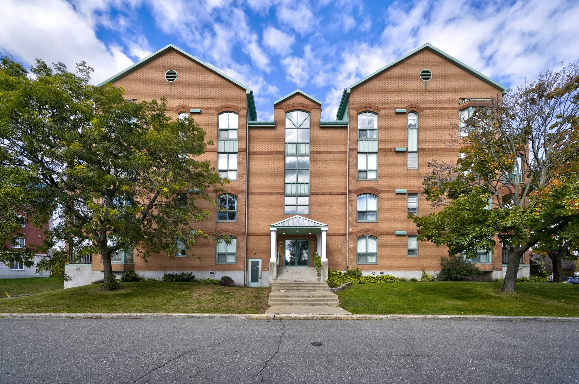 9240 Rue Riverin #204, Brossard, QC, J4X2T8