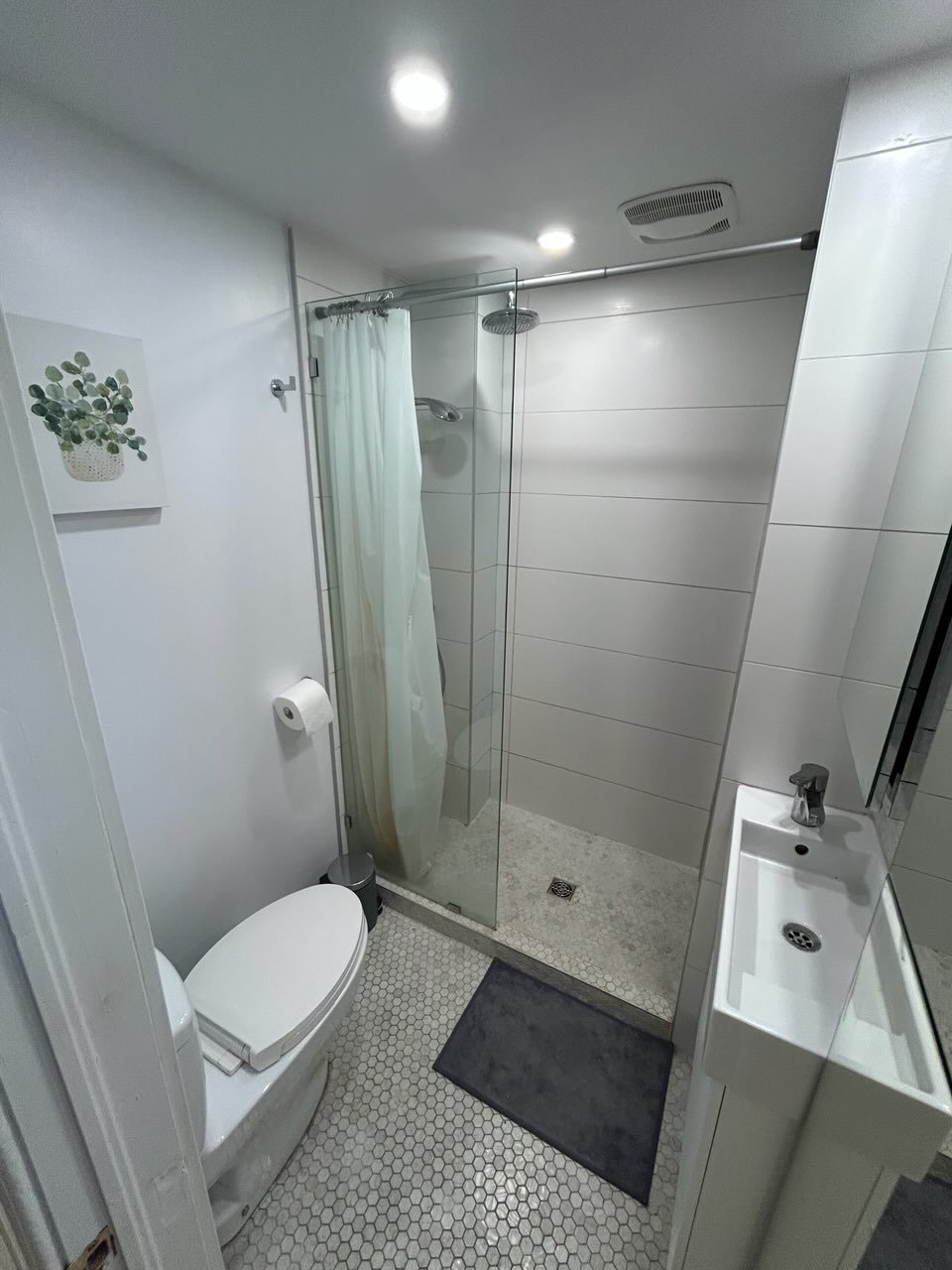 Bathroom – 4386, Av. De Chateaubriand