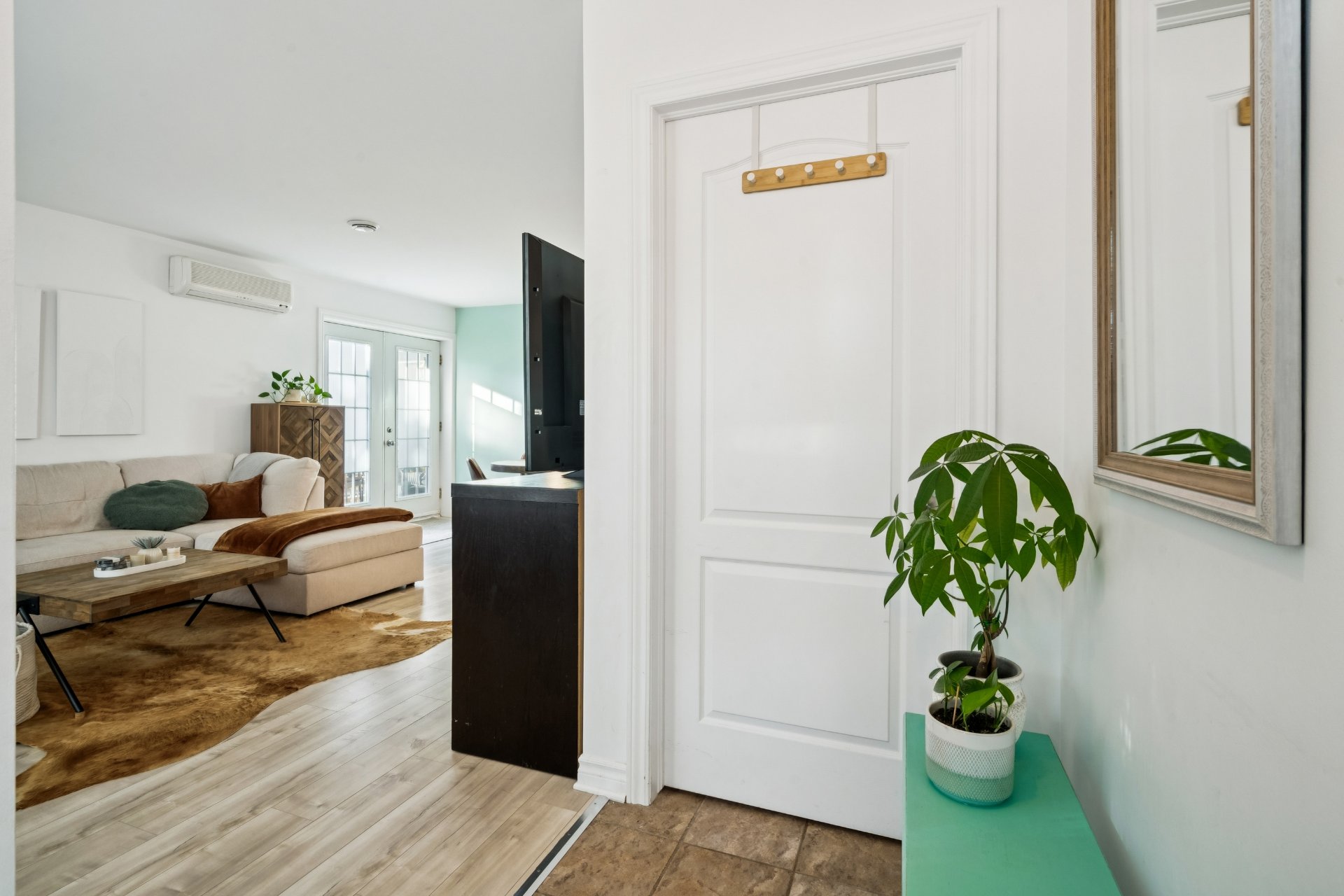 Comporte un grand garde-robe walk-in 8X5 pieds