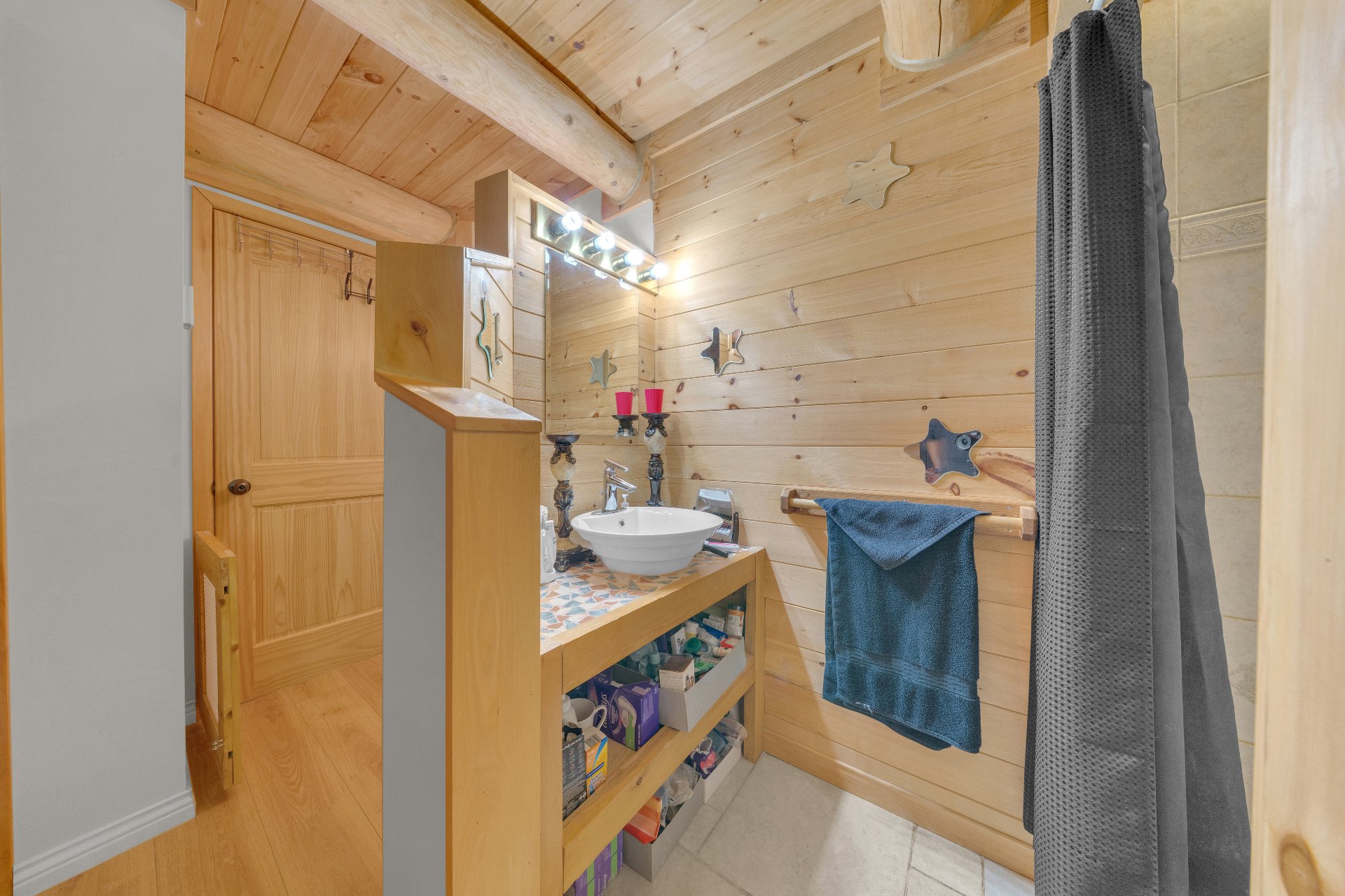 Salle de douche dans la chambre