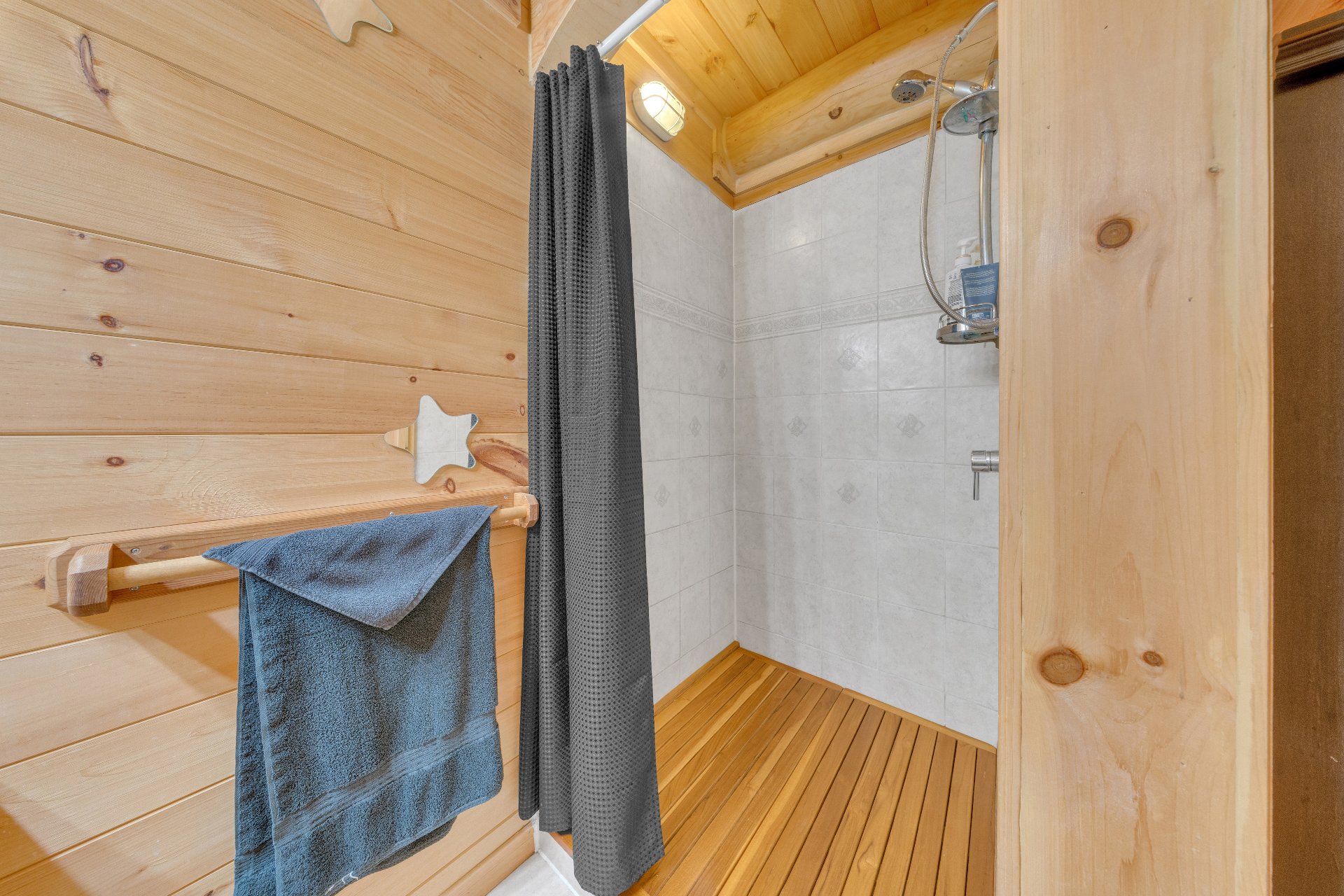 Salle de douche dans la chambre