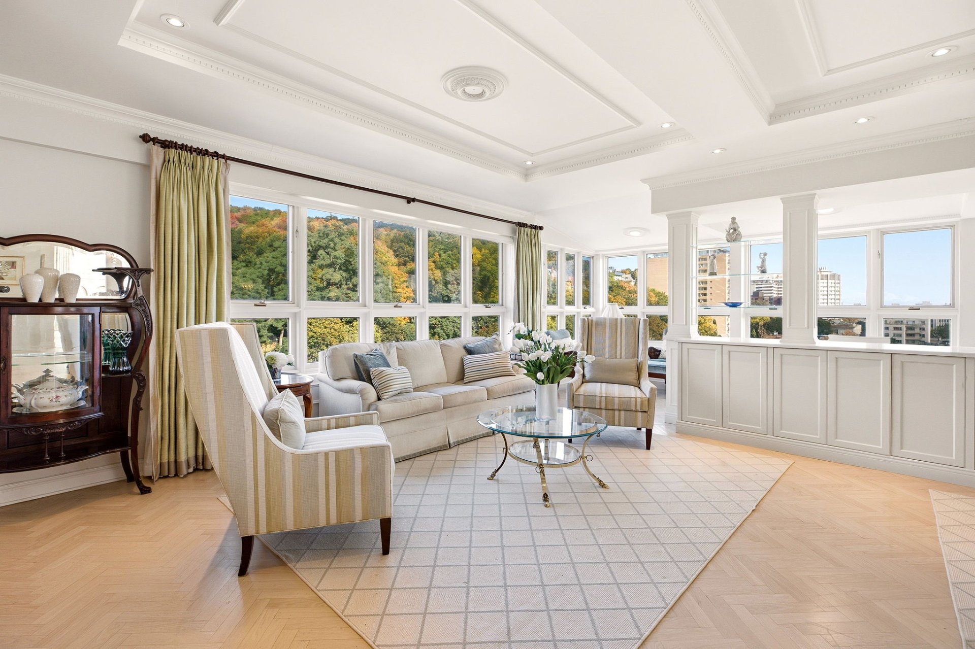 Living room – 1515, Av. du Docteur-Penfield, apt. 1005