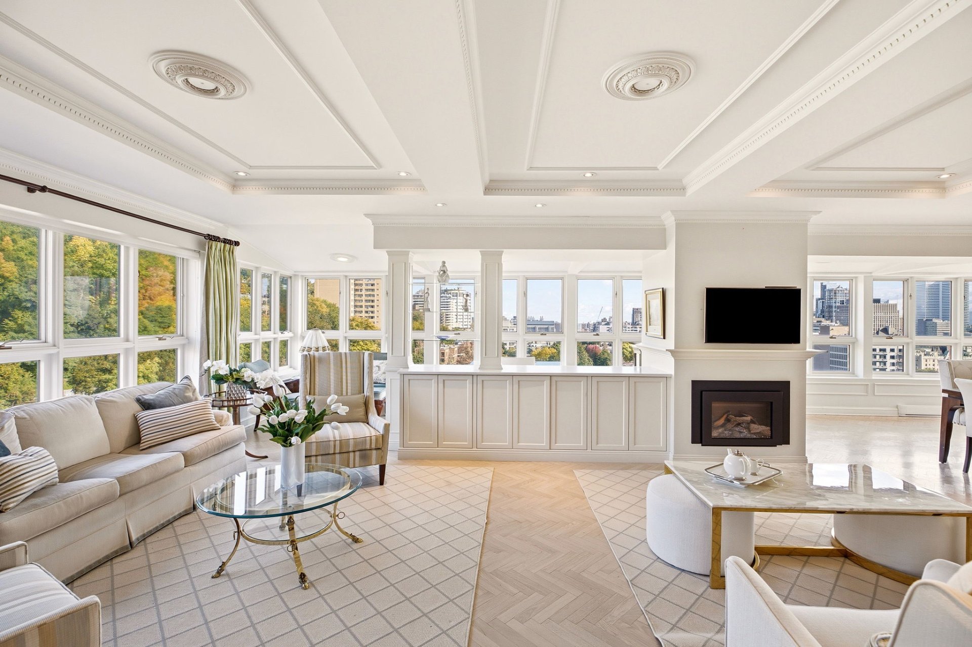 Living room – 1515, Av. du Docteur-Penfield, apt. 1005