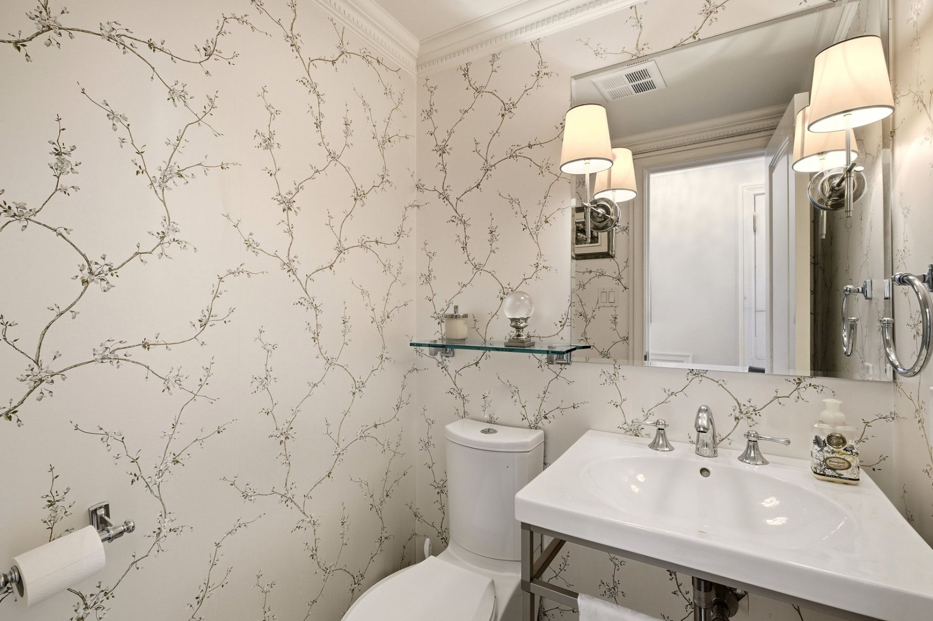 Powder room – 1515, Av. du Docteur-Penfield, apt. 1005