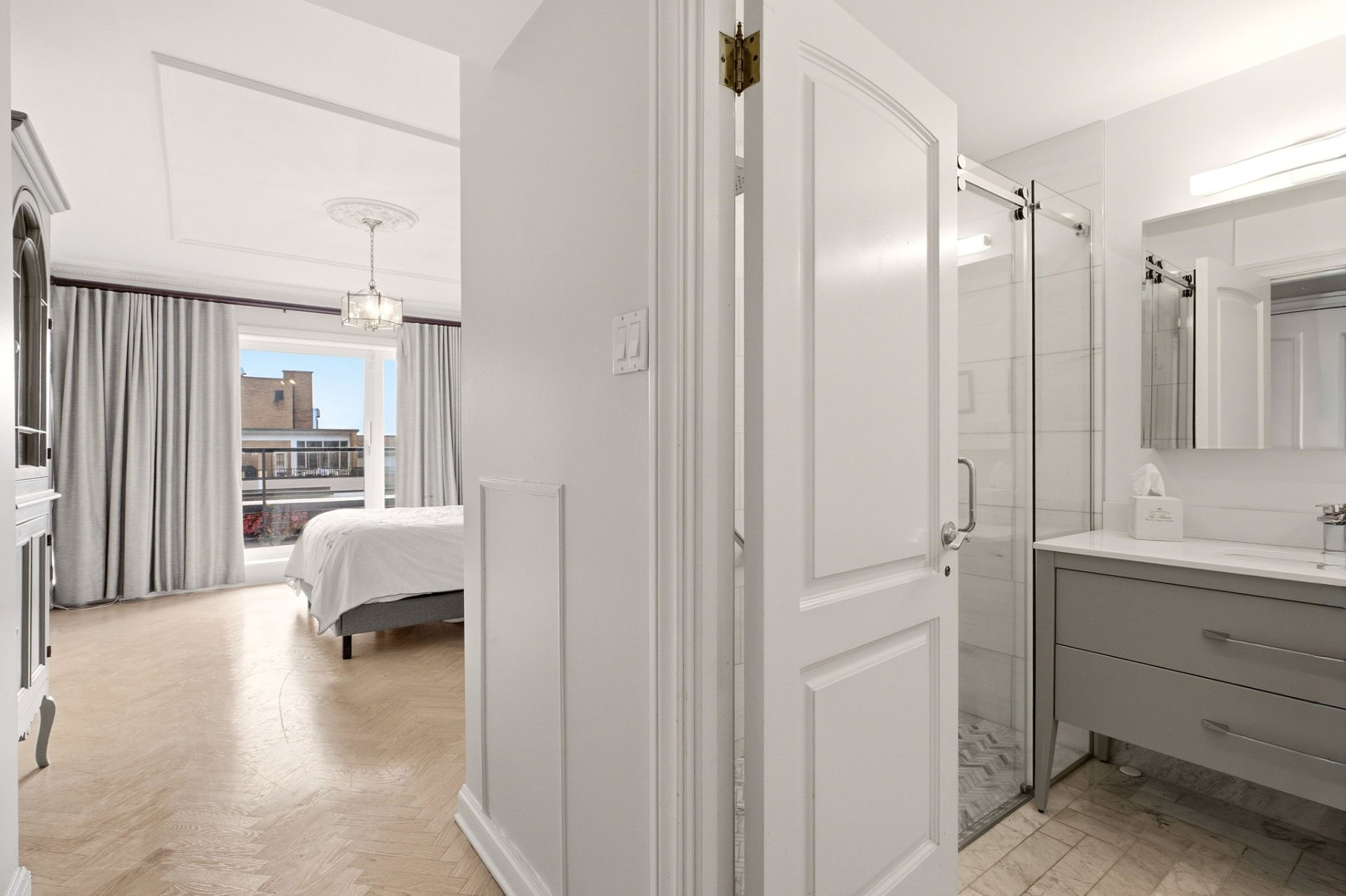 Primary bedroom – 1515, Av. du Docteur-Penfield, apt. 1005