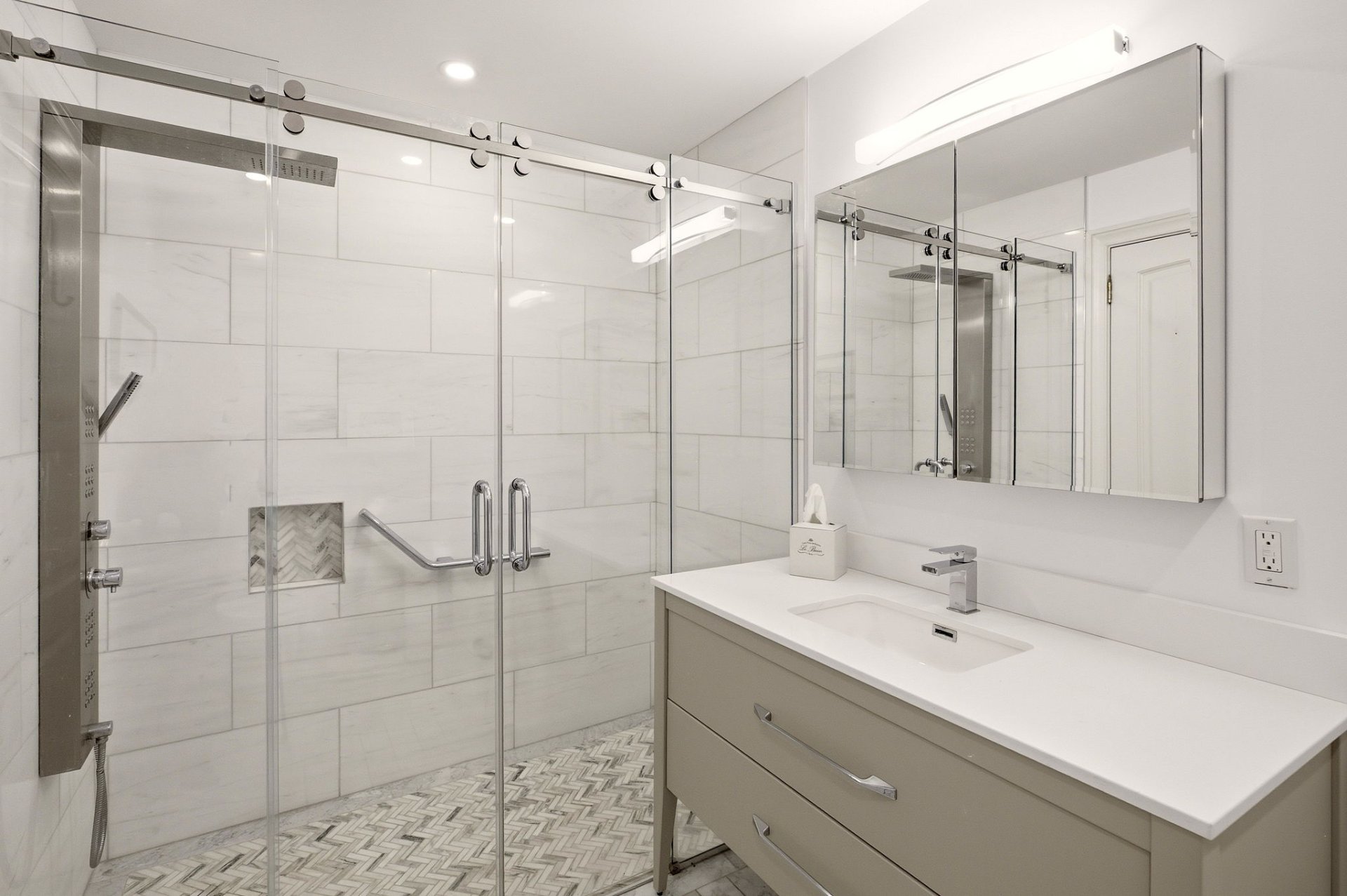 Ensuite bathroom – 1515, Av. du Docteur-Penfield, apt. 1005