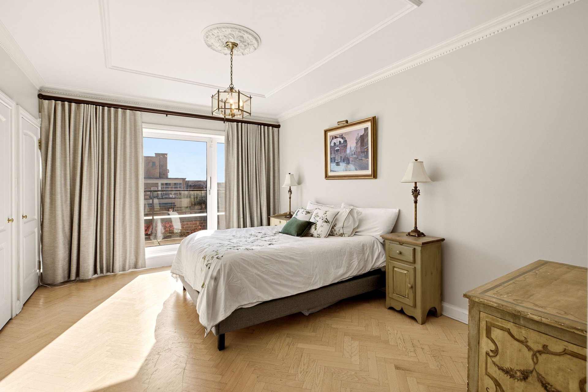 Primary bedroom – 1515, Av. du Docteur-Penfield, apt. 1005
