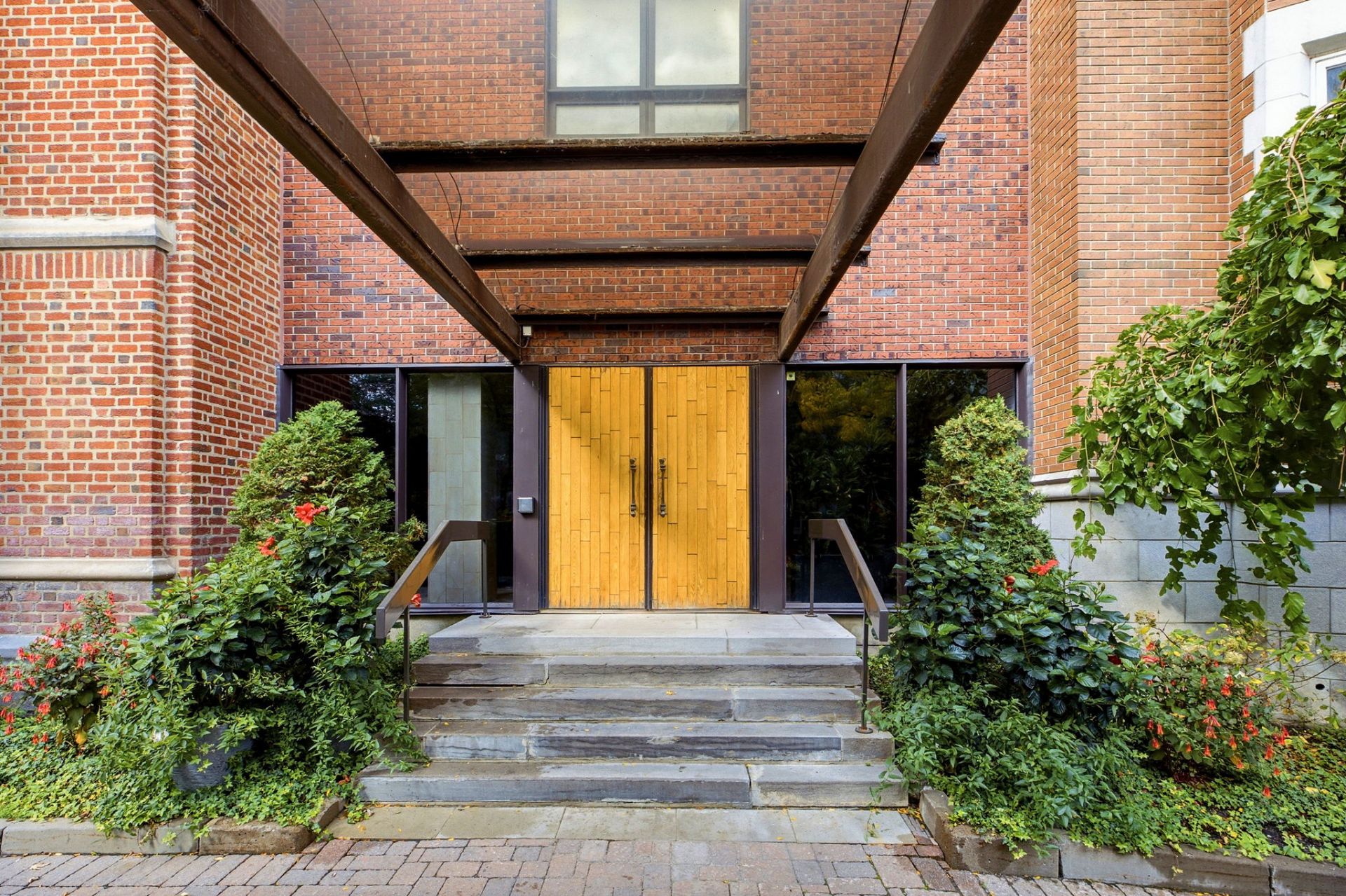 Exterior entrance – 1515, Av. du Docteur-Penfield, apt. 1005