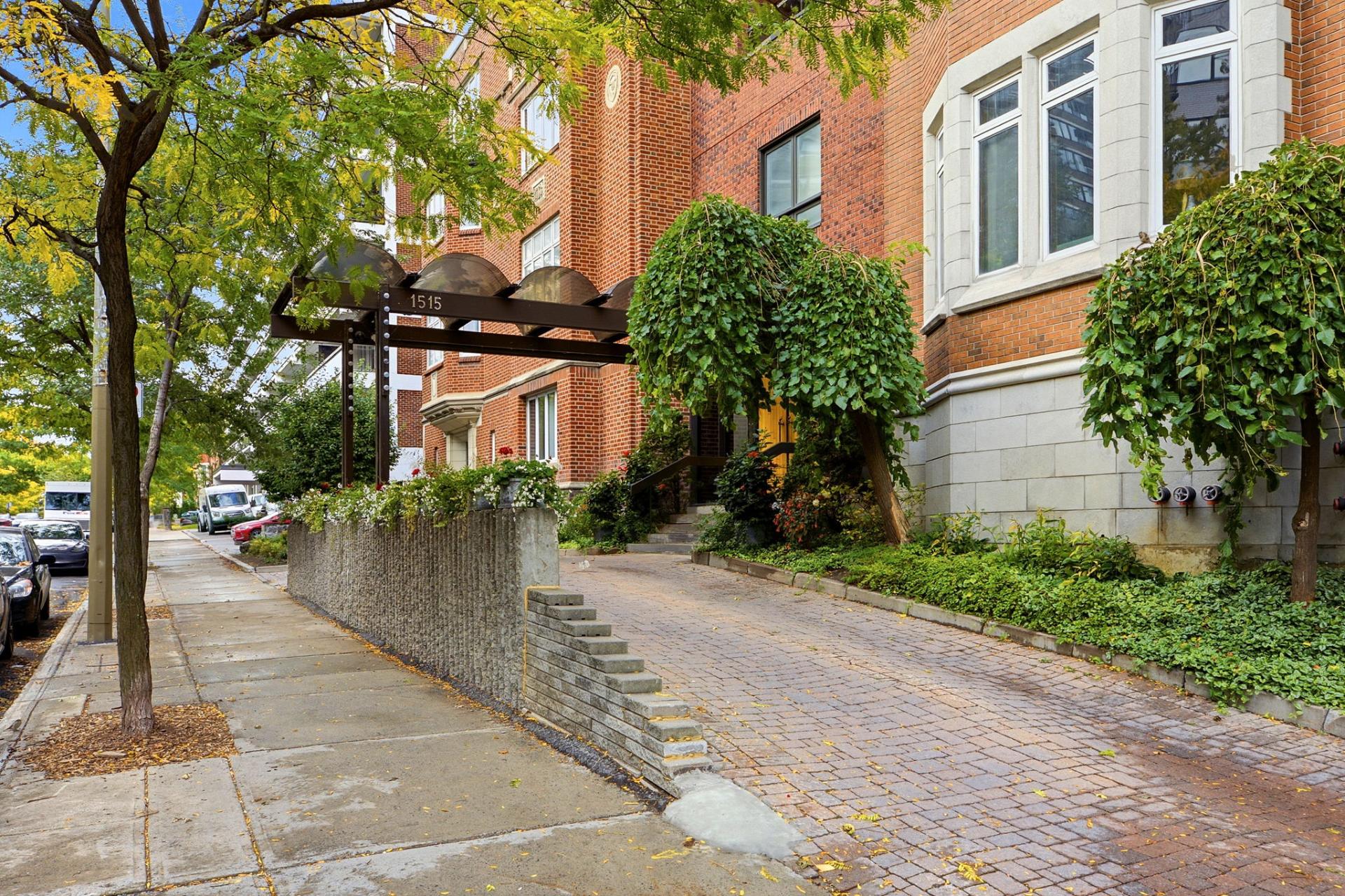 Exterior entrance – 1515, Av. du Docteur-Penfield, apt. 1005