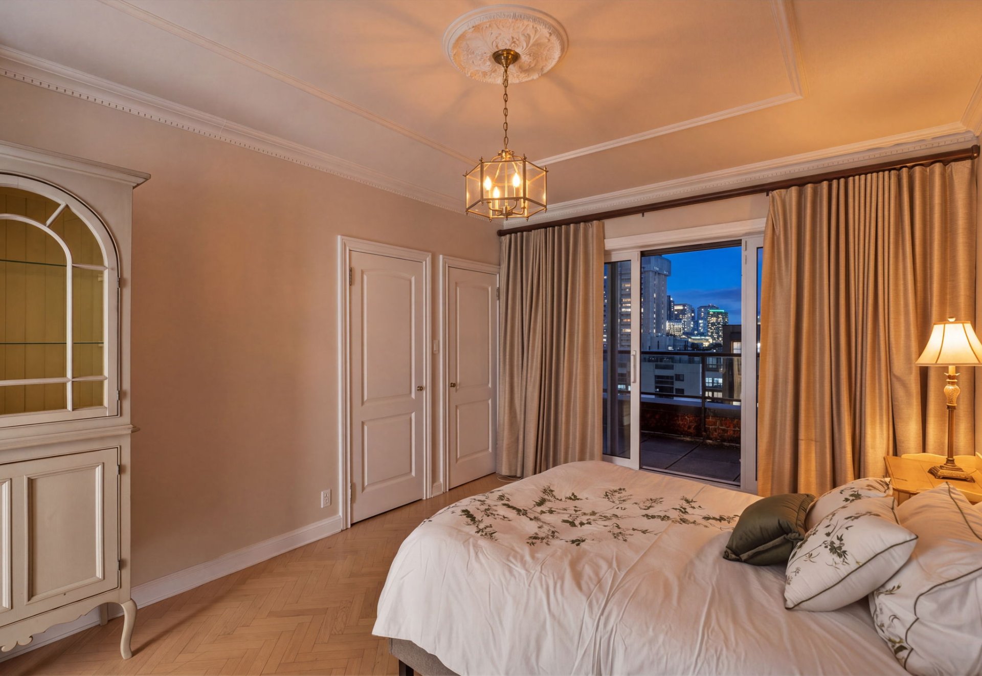 Primary bedroom – 1515, Av. du Docteur-Penfield, apt. 1005